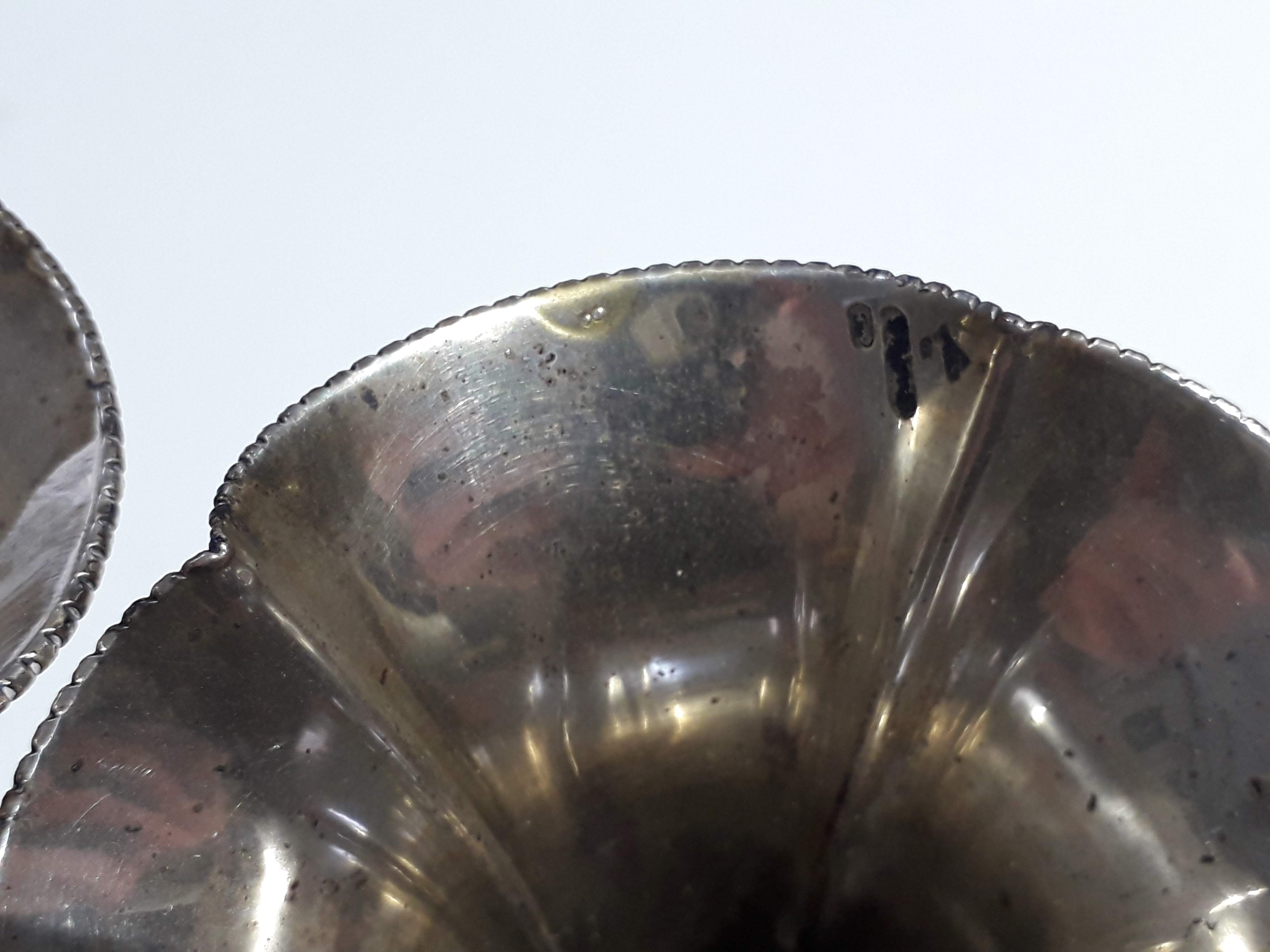 A pair of hallmarked silver vases, height 20.5cm. - Bild 7 aus 9