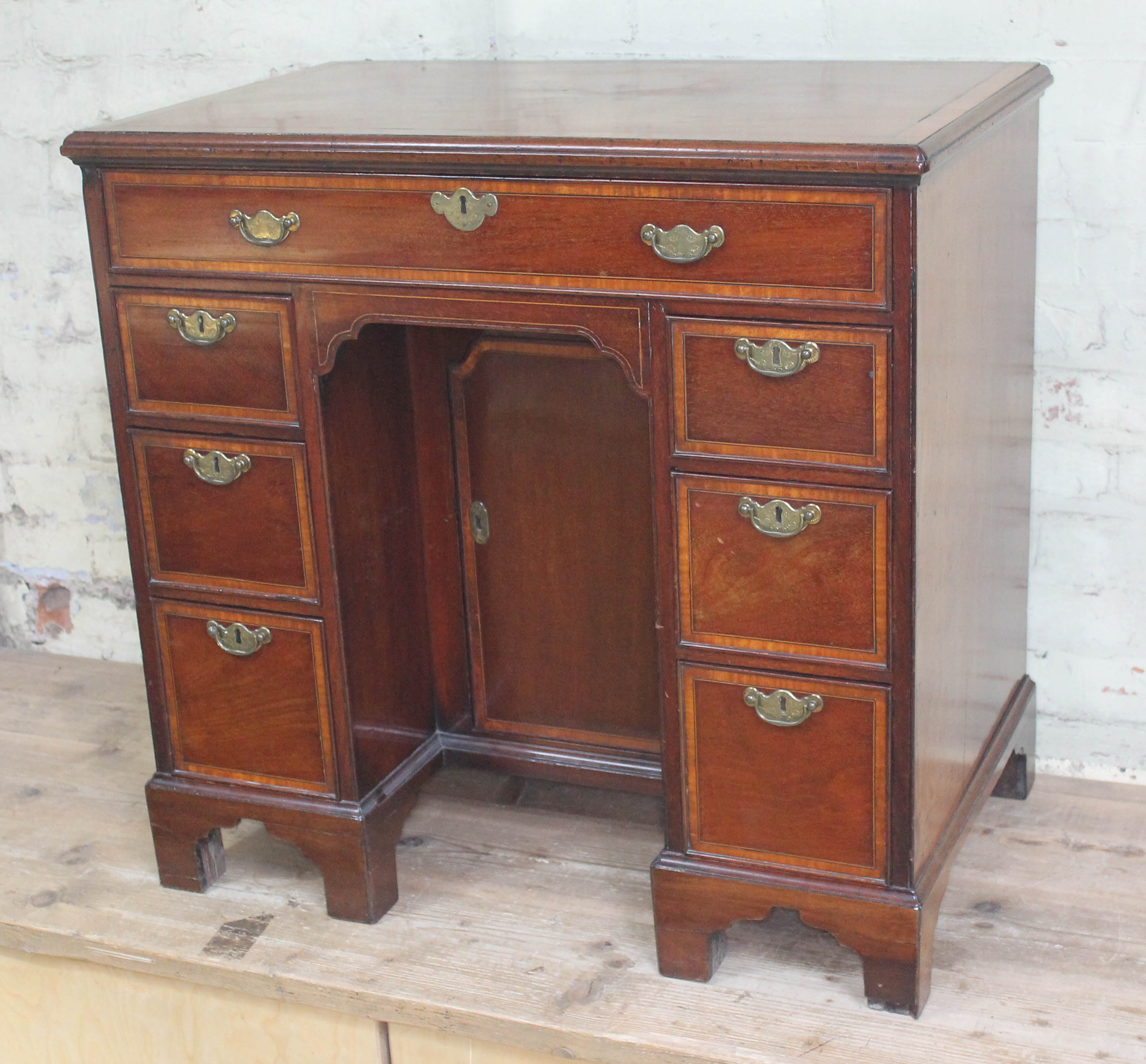 A George III mahogany knee hole desk, cross-banded top with moulded edge above one long and six - Image 4 of 5