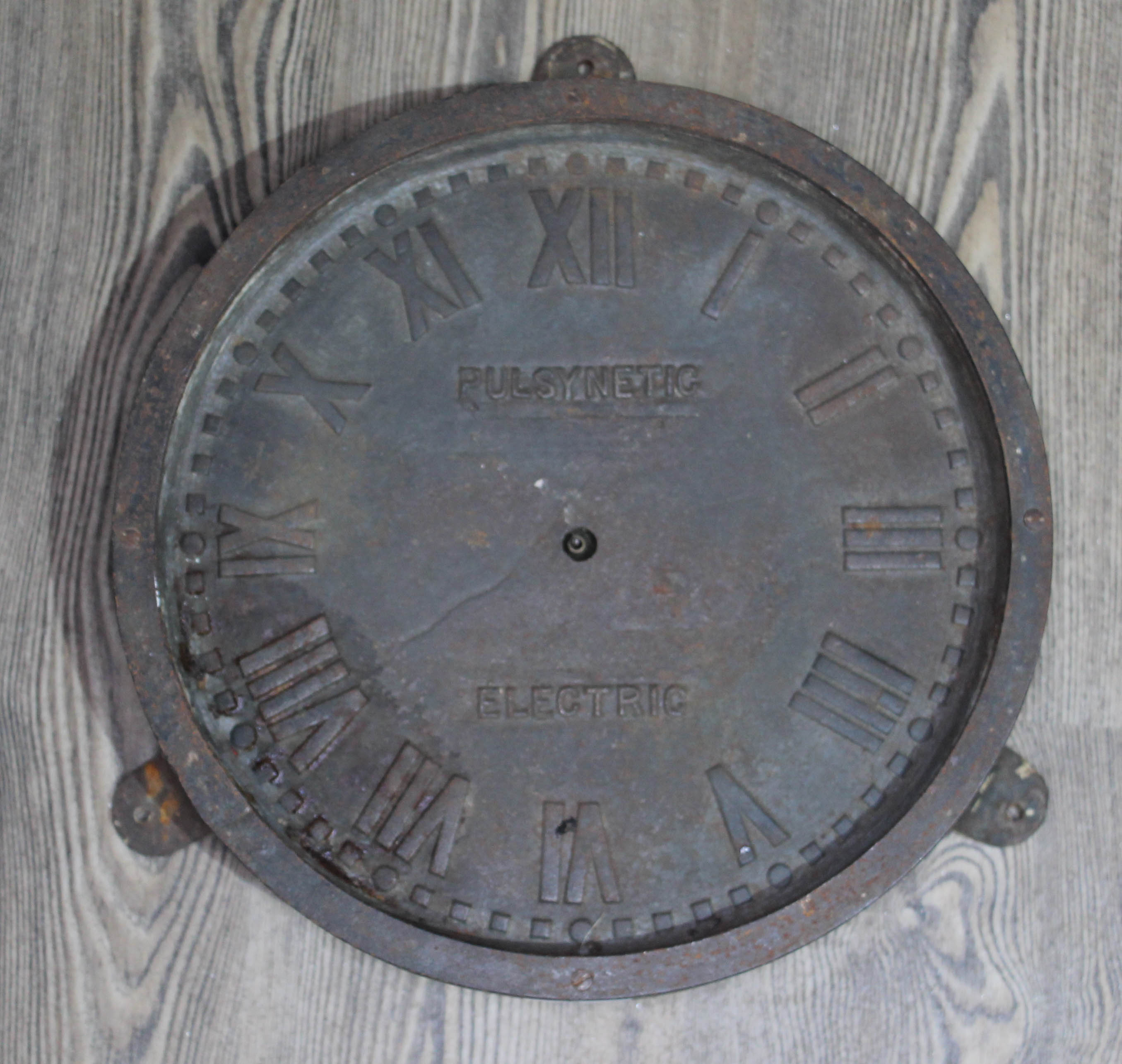 A cast iron station clock PULSYNETIC ELECTRIC diam. 33cm, as found.