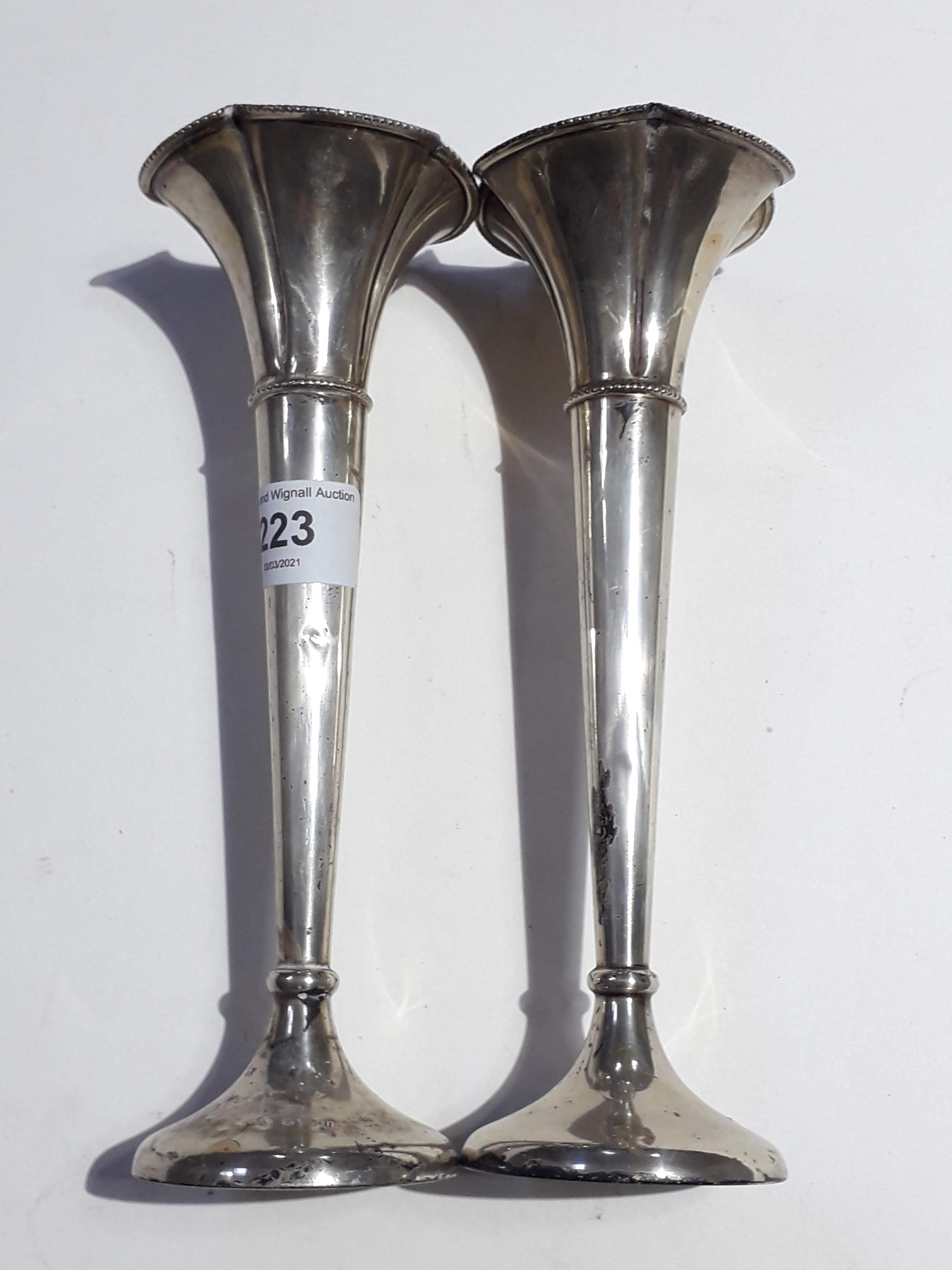 A pair of hallmarked silver vases, height 20.5cm. - Bild 2 aus 9