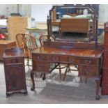 A good quality Chippendale style reproduction mahogany dressing table circa 1920s with swing