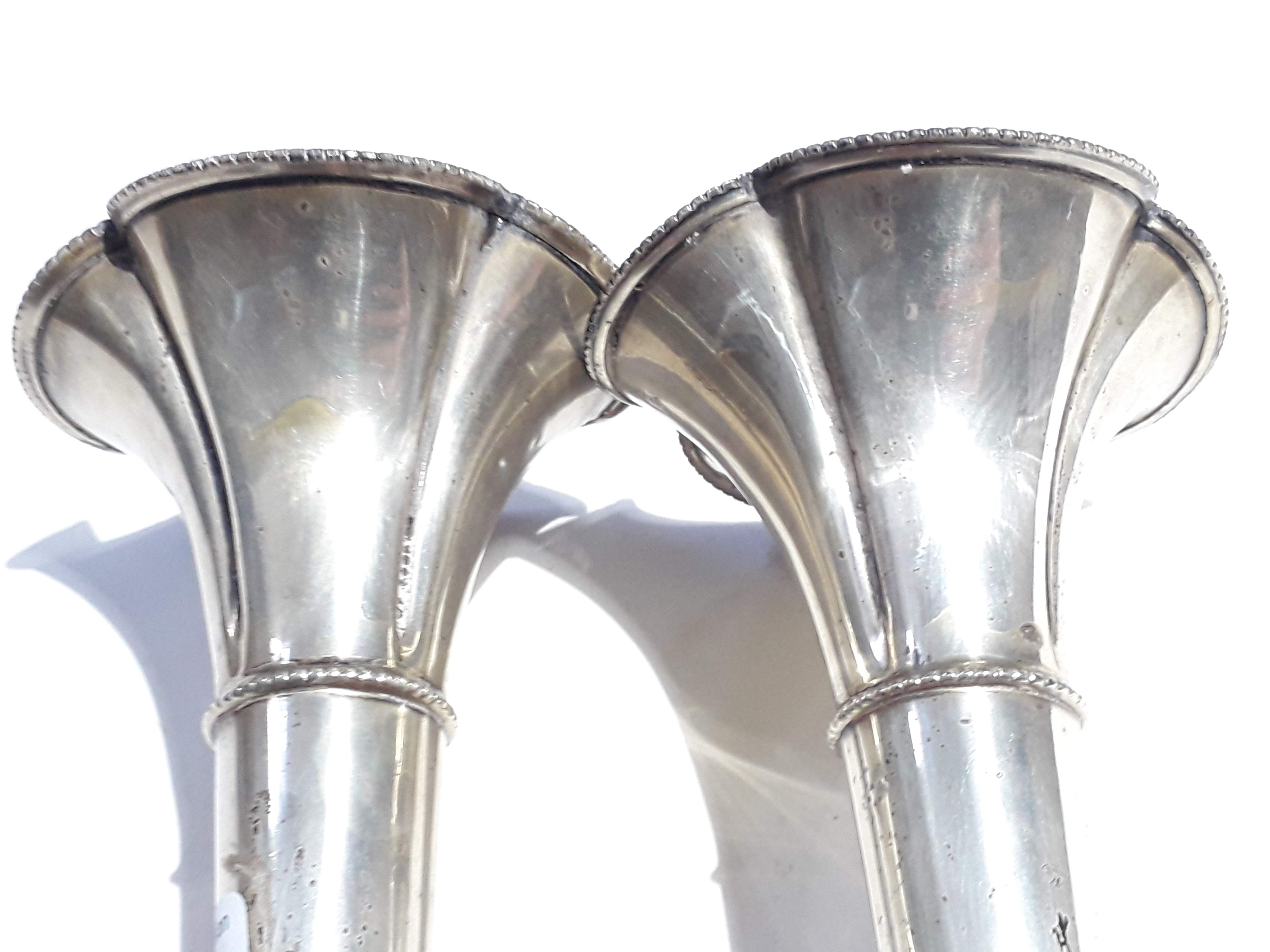 A pair of hallmarked silver vases, height 20.5cm. - Bild 6 aus 9