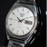 A vintage stainless steel Seiko 5 automatic day date wristwatch 7009-3140, with light grey signed