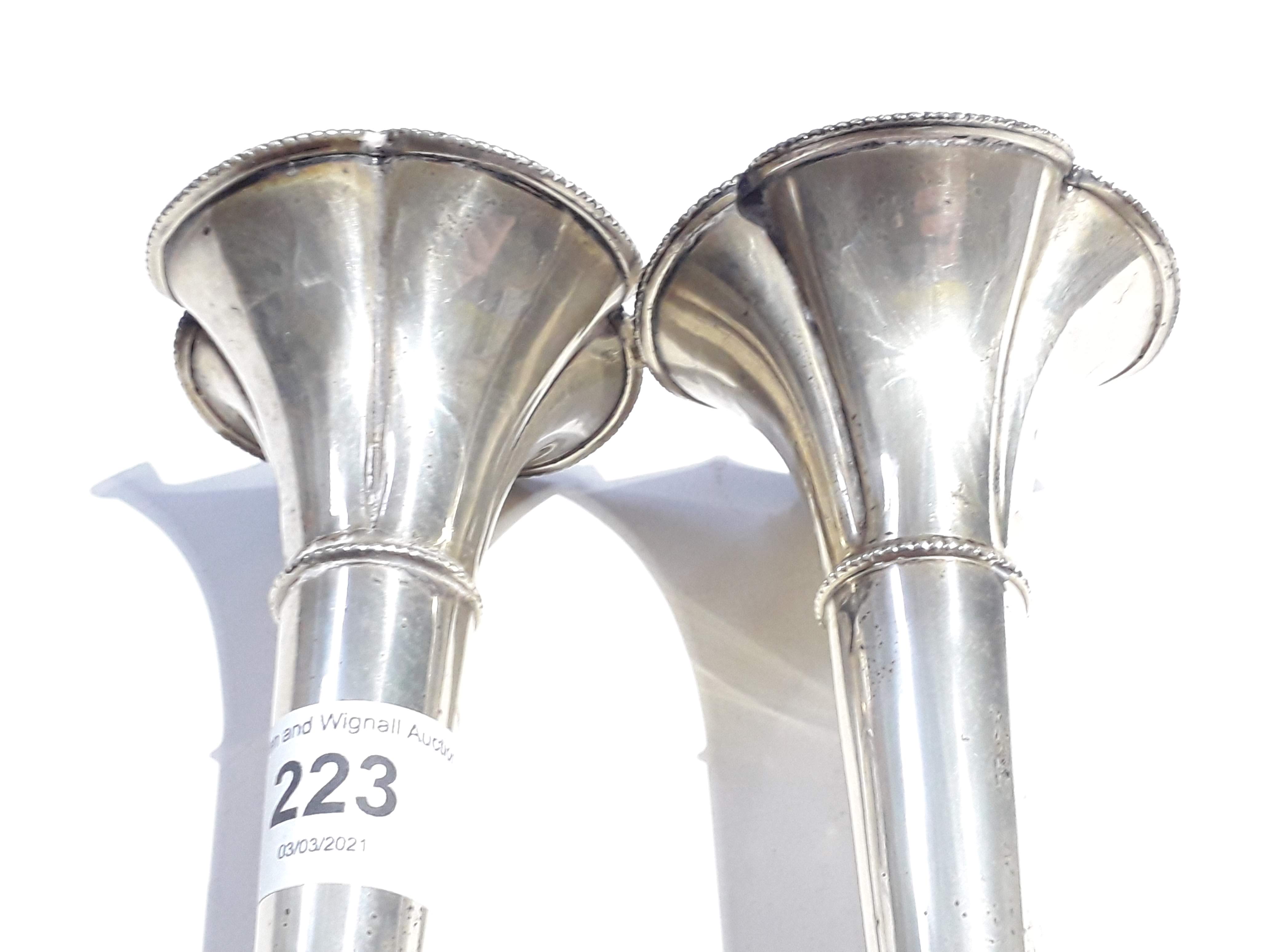 A pair of hallmarked silver vases, height 20.5cm. - Bild 5 aus 9