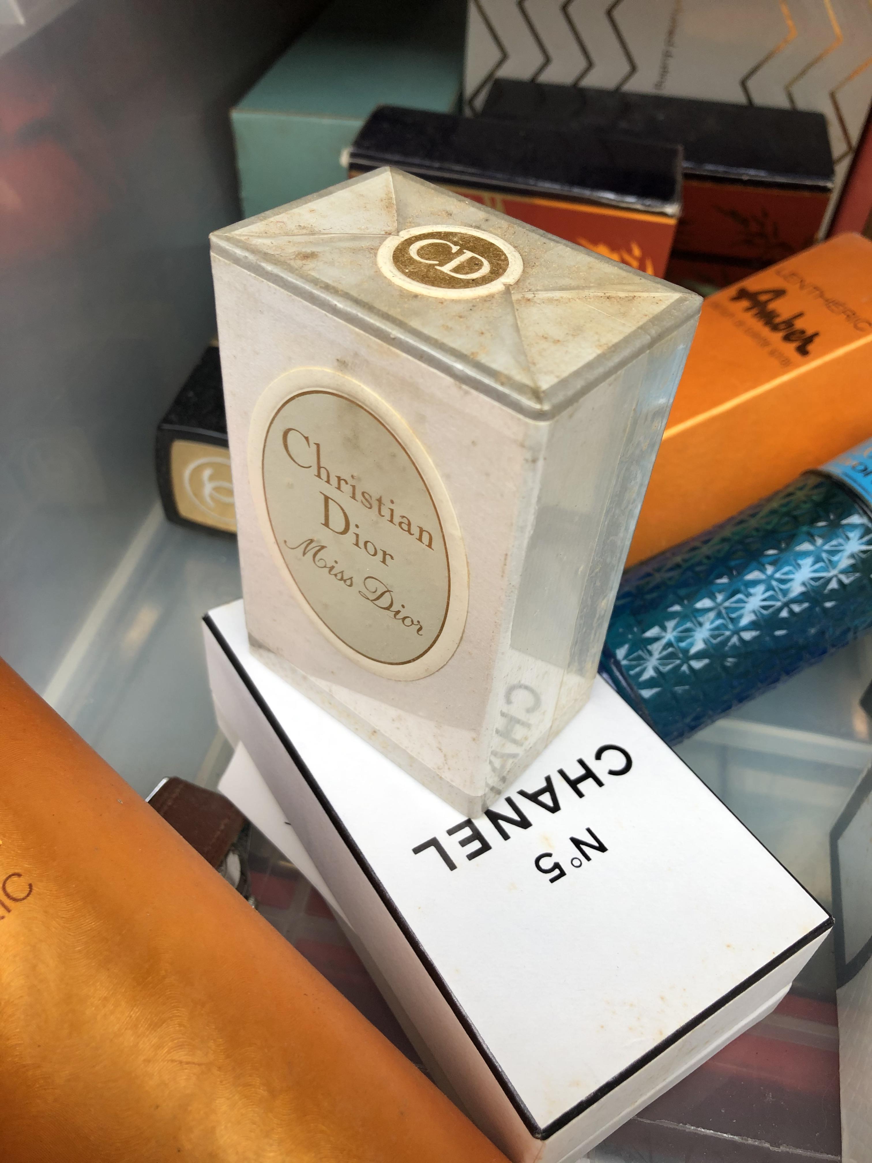 A box of vintage and modern perfumes including Chanel, Christian Dior etc. - Bild 10 aus 10