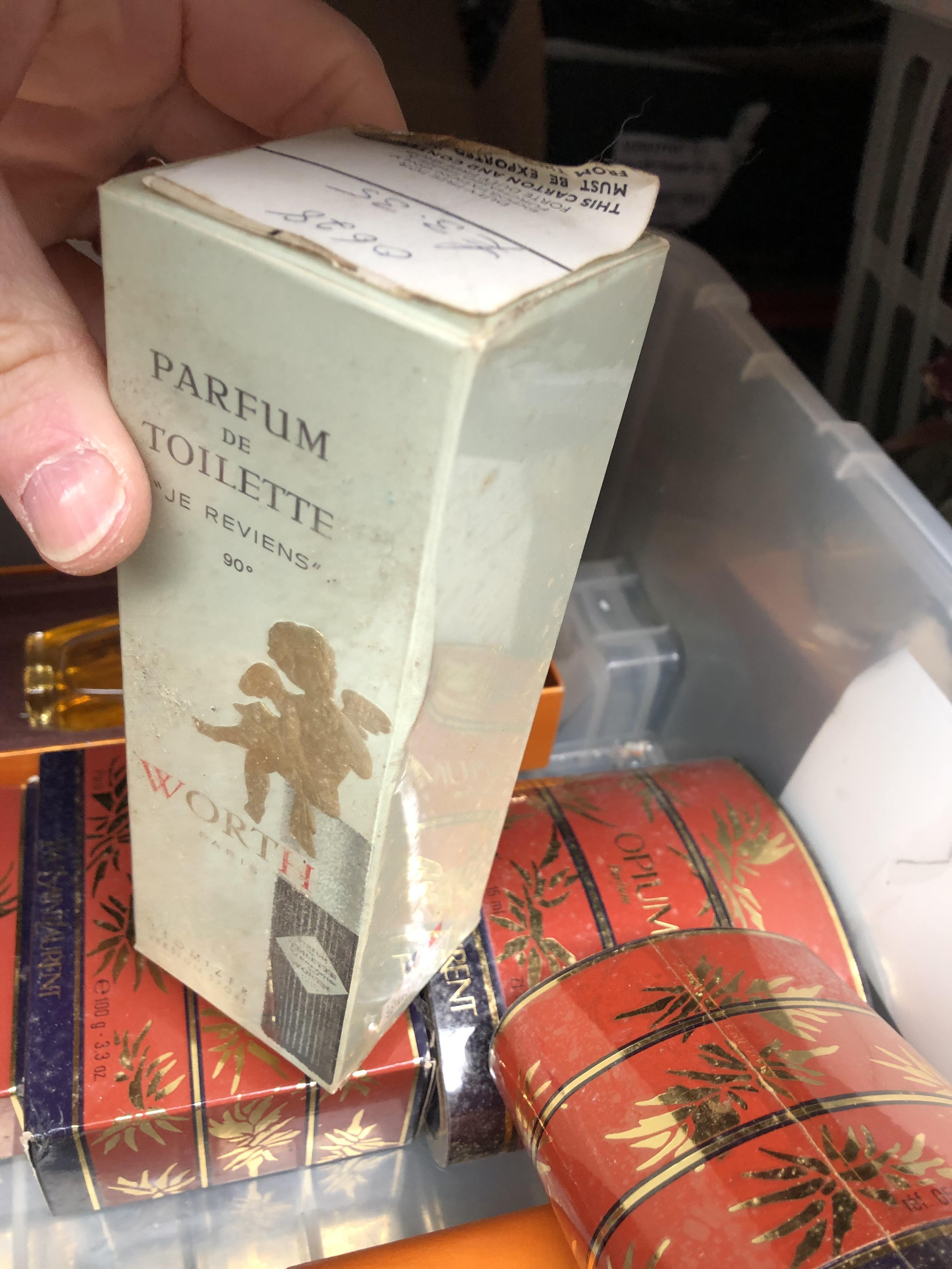 A box of vintage and modern perfumes including Chanel, Christian Dior etc. - Bild 7 aus 10