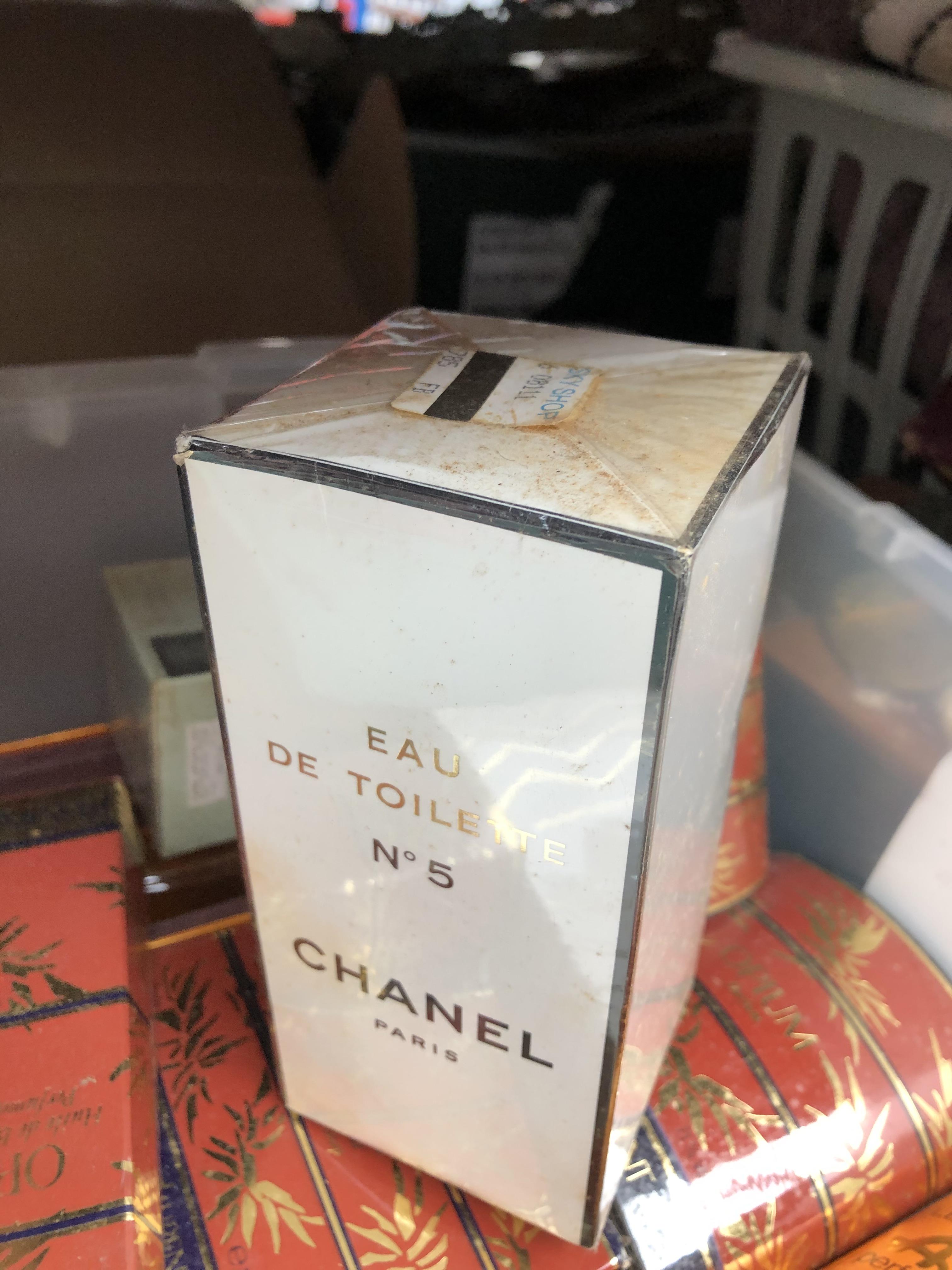 A box of vintage and modern perfumes including Chanel, Christian Dior etc. - Bild 5 aus 10
