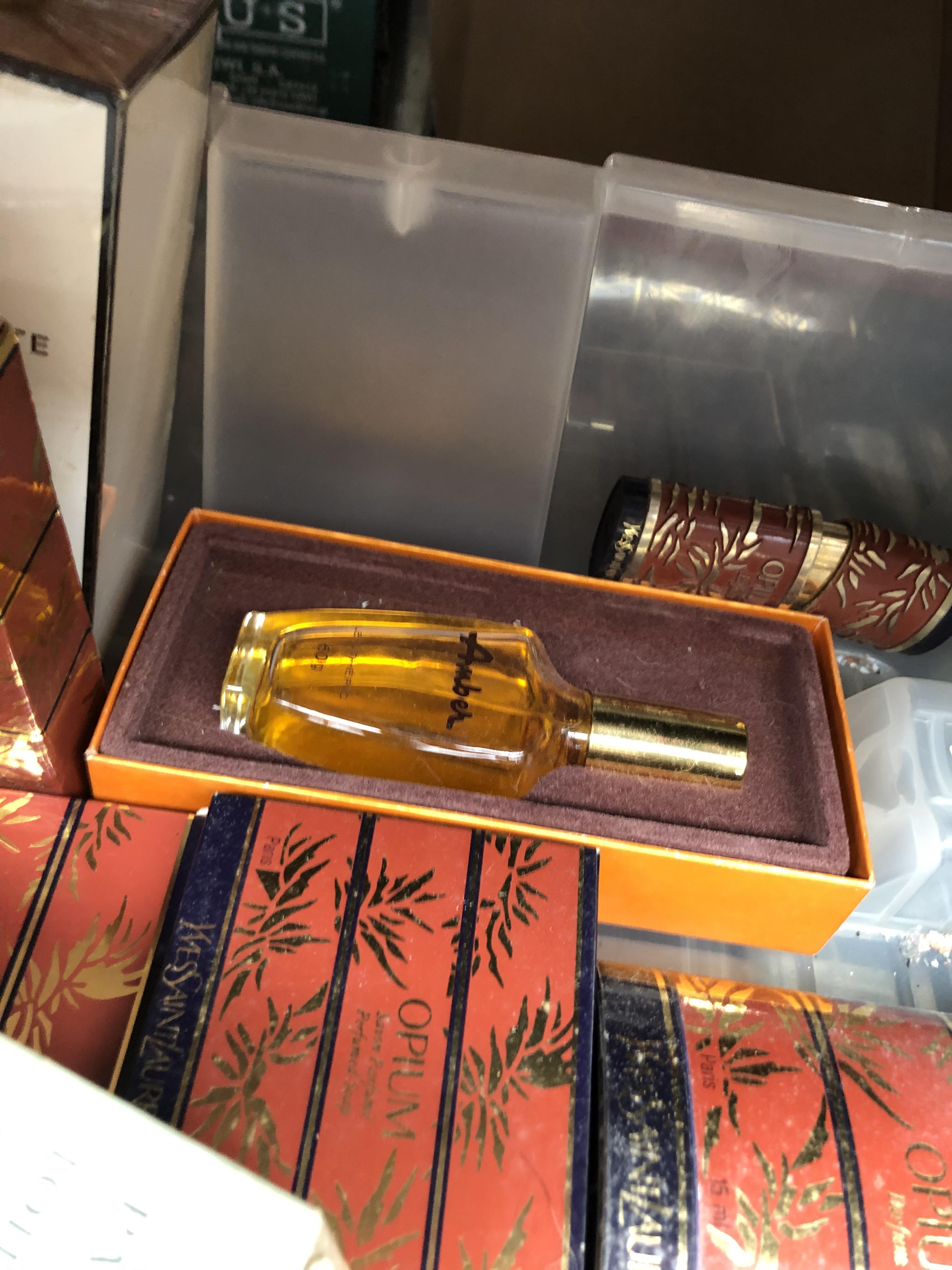 A box of vintage and modern perfumes including Chanel, Christian Dior etc. - Bild 8 aus 10