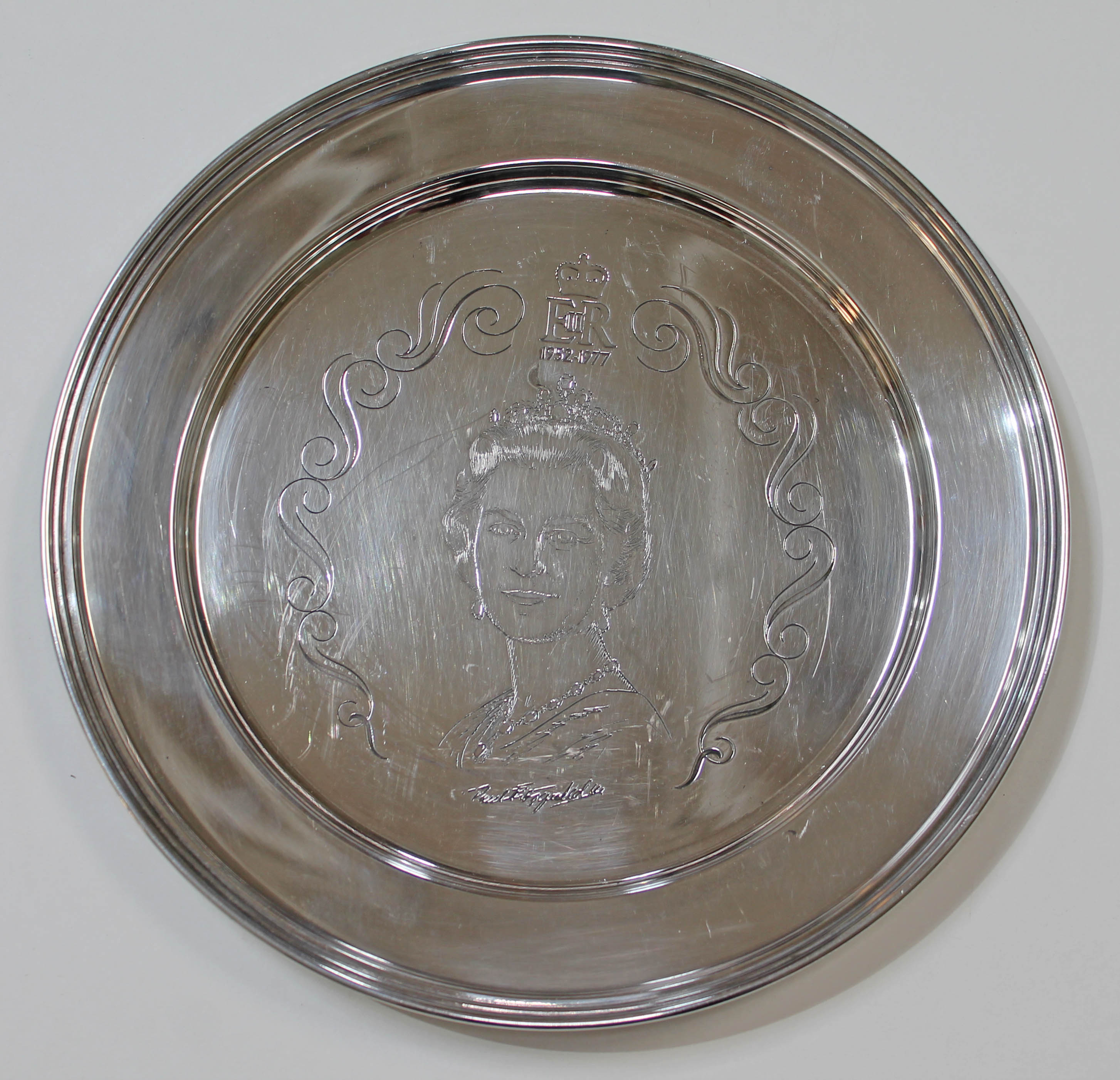 An Elizabeth II Queens Jubilee silver dish, wt. 11oz, diam. 23cm. Condition - ding above the Queen's