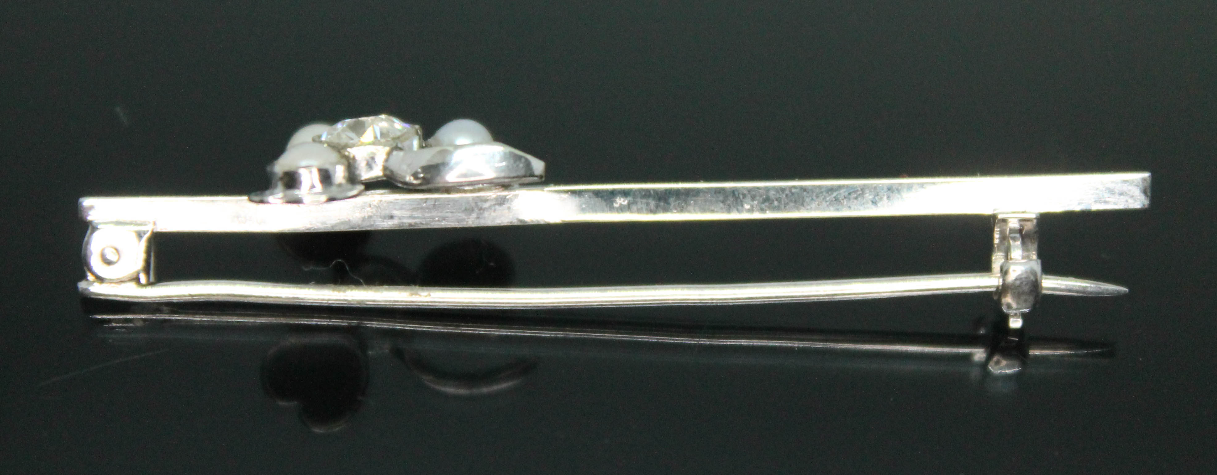 An Art Deco white metal bar brooch with applied shamrock set with three split pearls and a central - Bild 4 aus 5