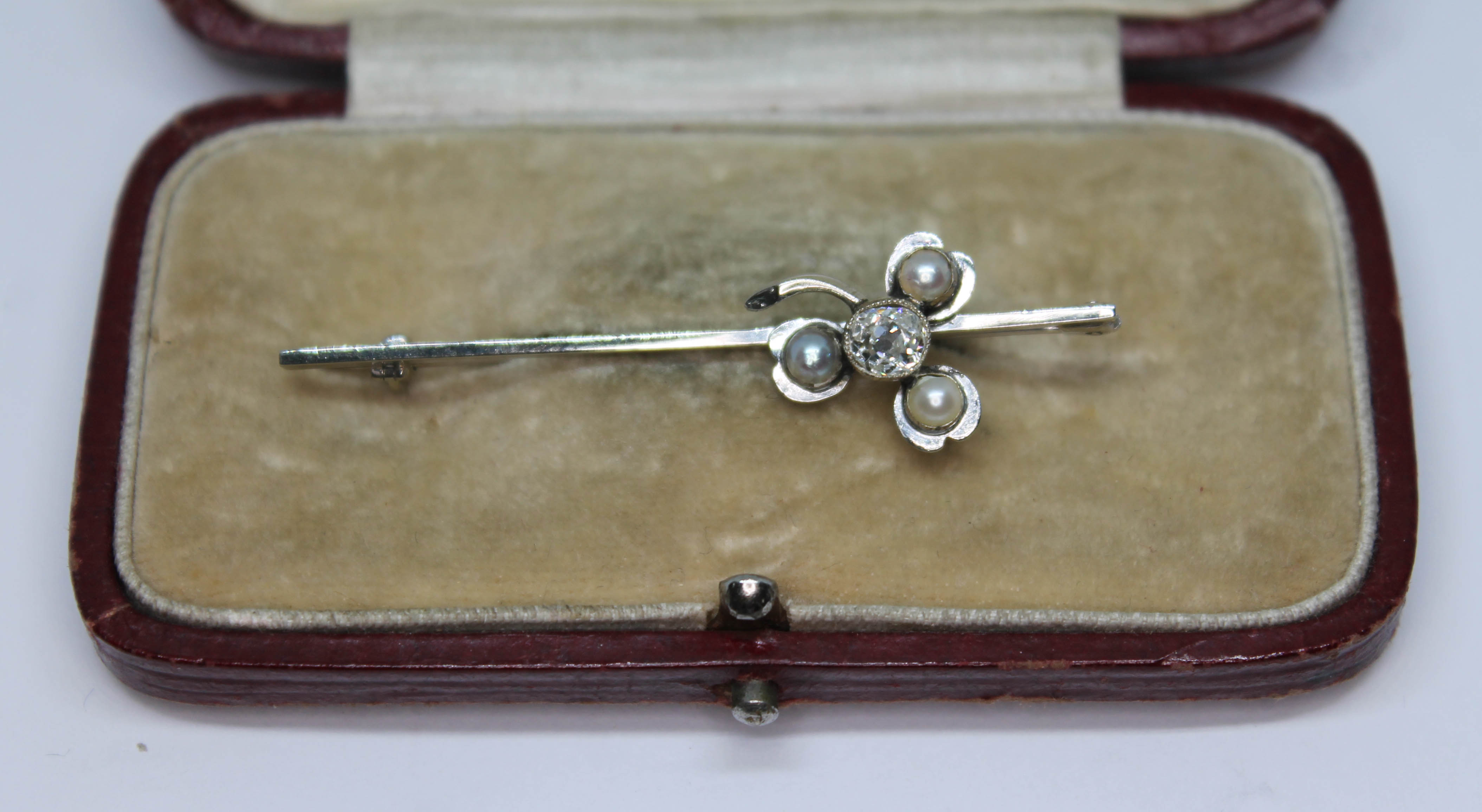 An Art Deco white metal bar brooch with applied shamrock set with three split pearls and a central - Bild 2 aus 5