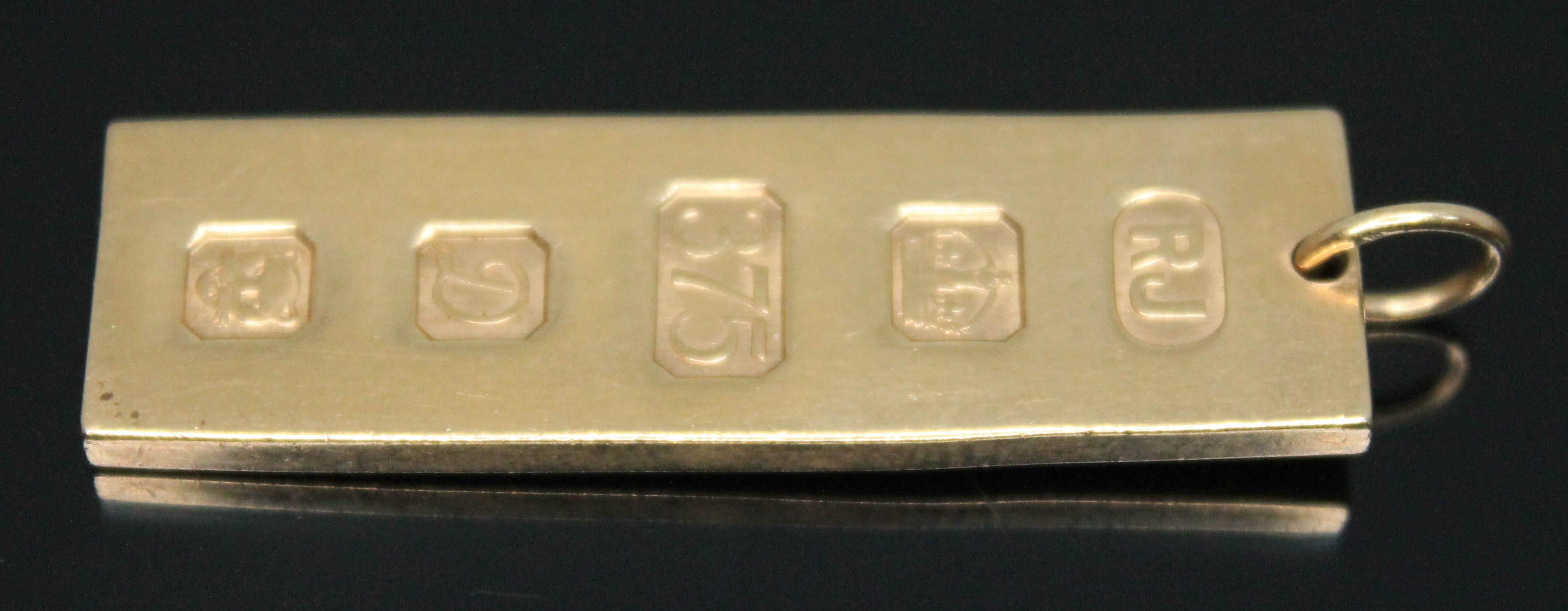 A hallmarked 9ct gold ingot, wt. 15.34g, length 43mm. Condition - ding to reverse, general wear.
