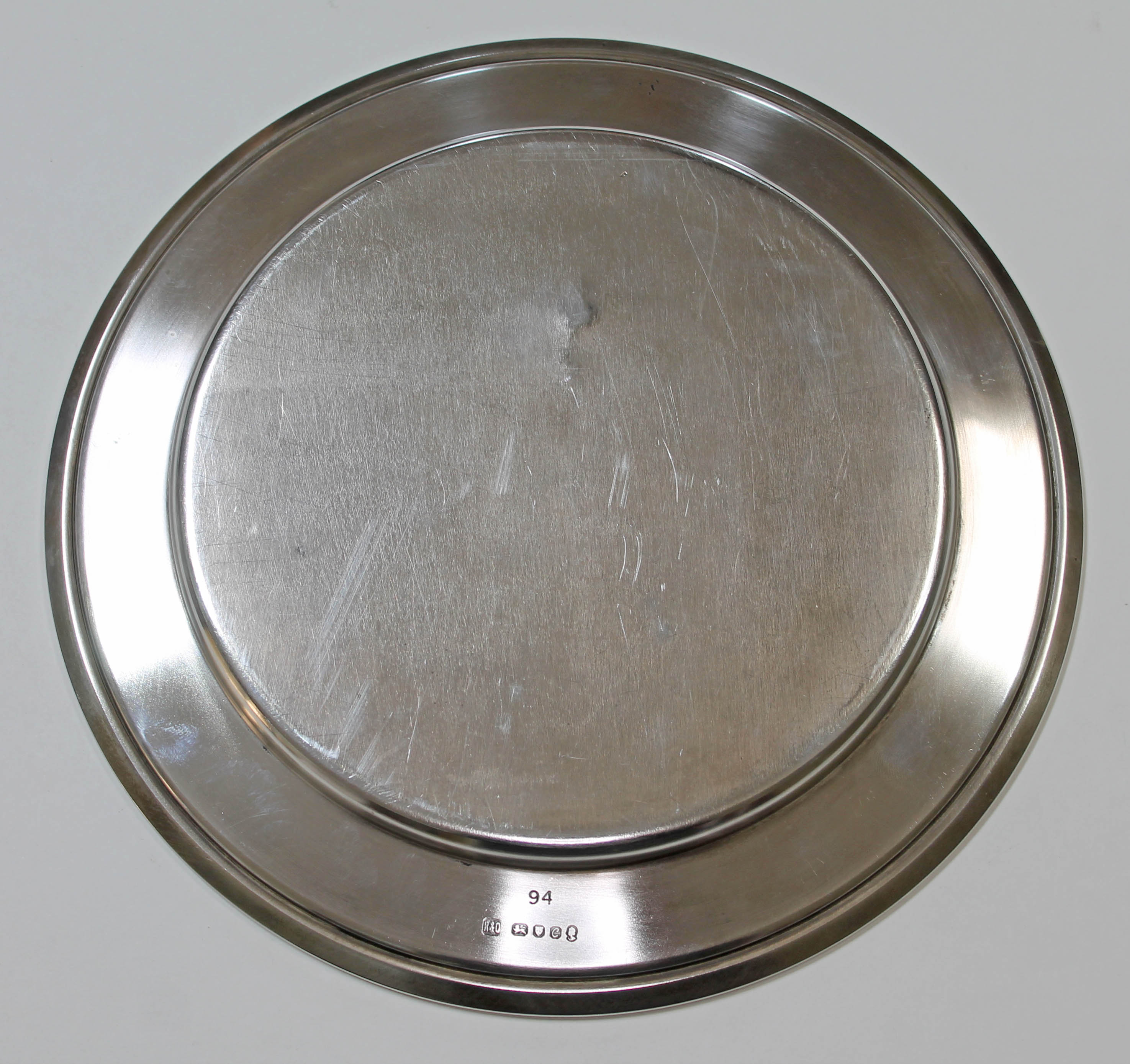 An Elizabeth II Queens Jubilee silver dish, wt. 11oz, diam. 23cm. Condition - ding above the Queen's - Bild 2 aus 2