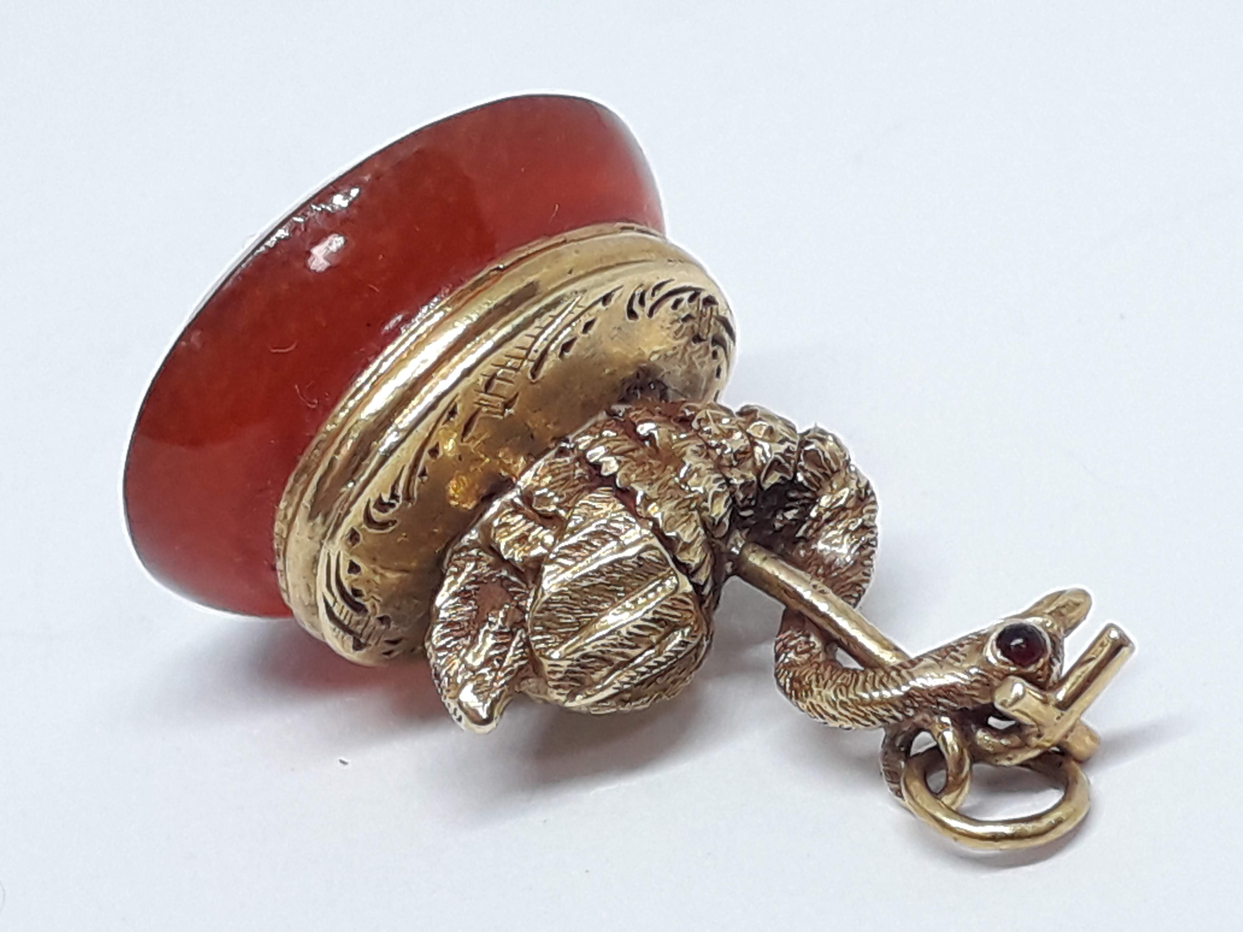 A yellow metal seal fob modelled as a swan set with red stones for eyes and sat above a carnelian - Bild 8 aus 9