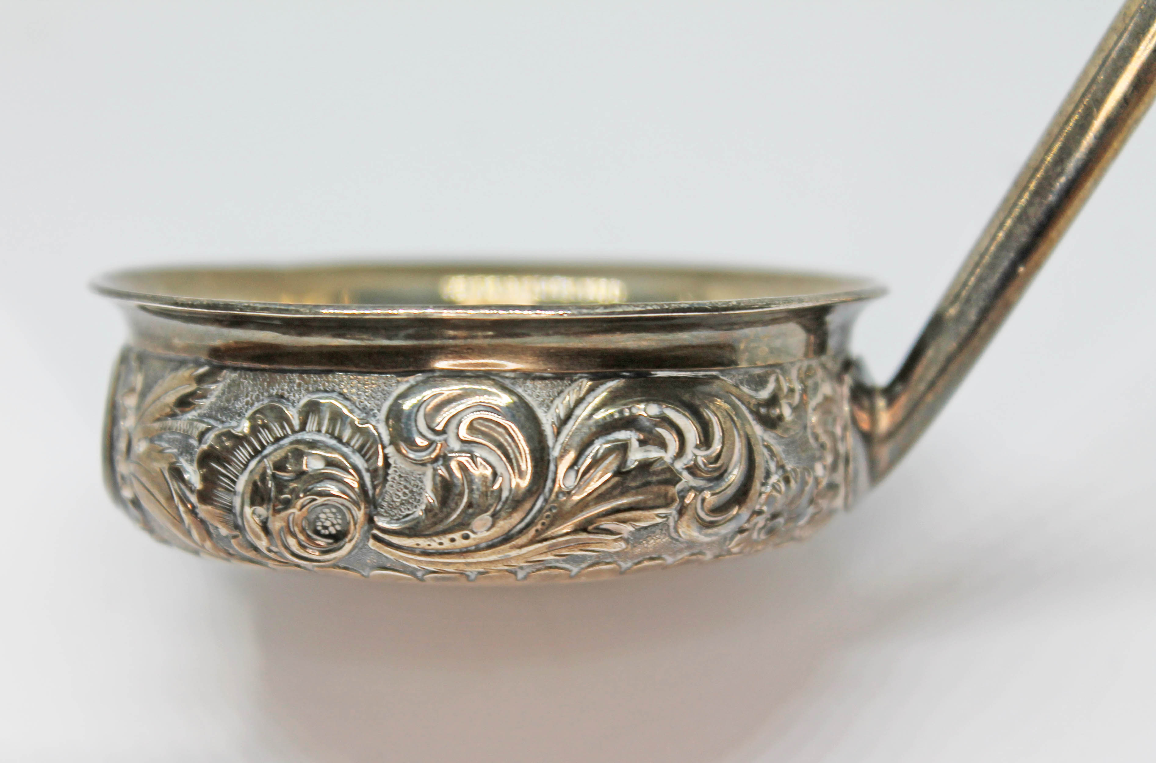 A Scottish George III silver ladle with twist horn handle and embossed bowl, Andrew Wilkie, - Bild 2 aus 4