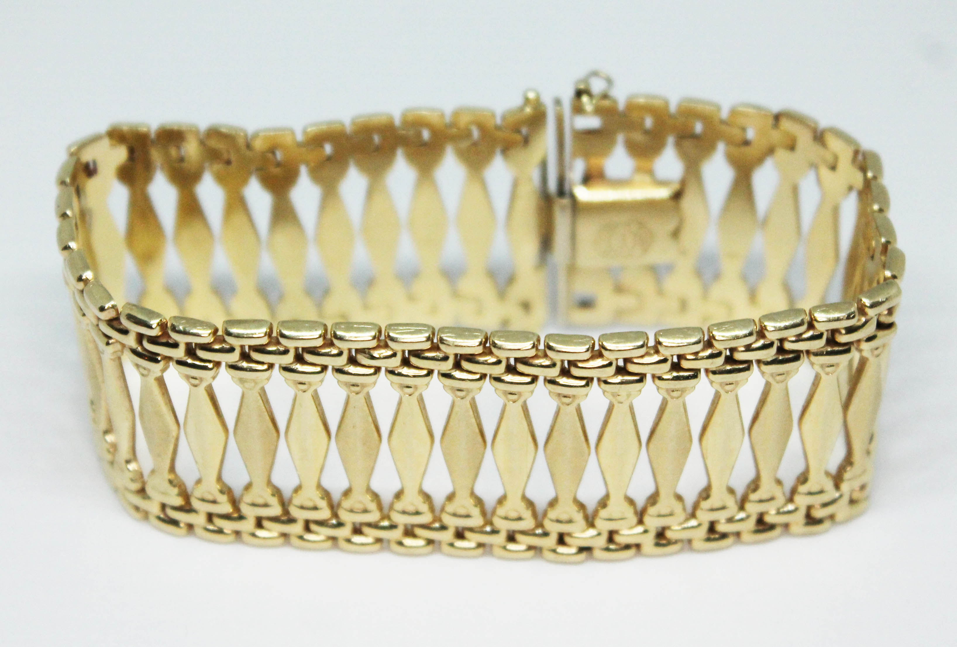 A rhombus and brick link bracelet, marked '585', wt. 36.27g, length 18.5cm. Condition - one of the - Bild 2 aus 2