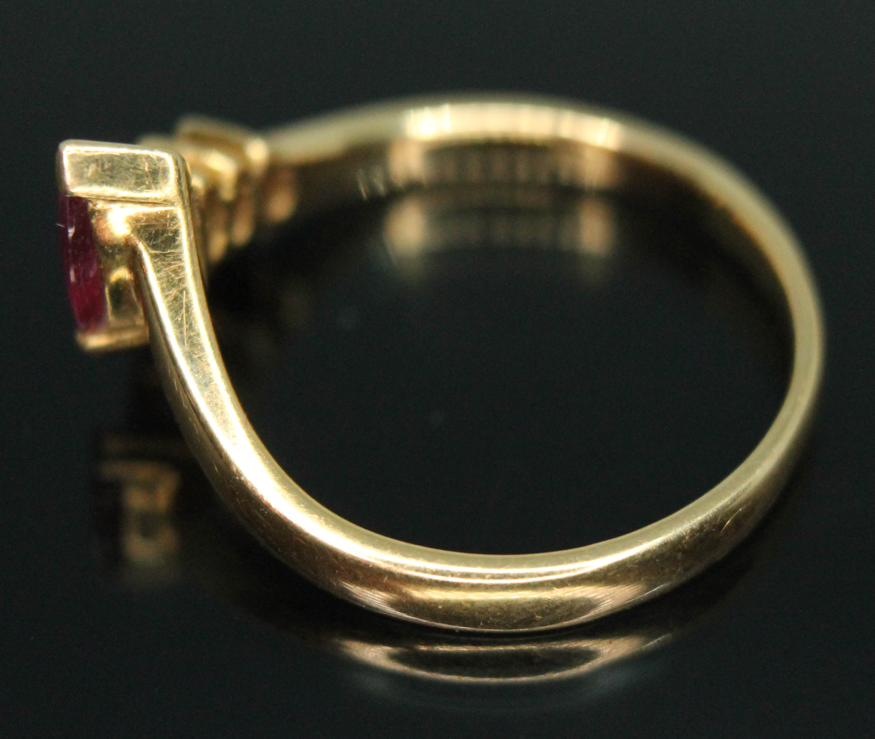 A wishbone ring set with four marquis cut rubies, band marked '750', gross wt. 2.82g, size L/M. - Bild 2 aus 2