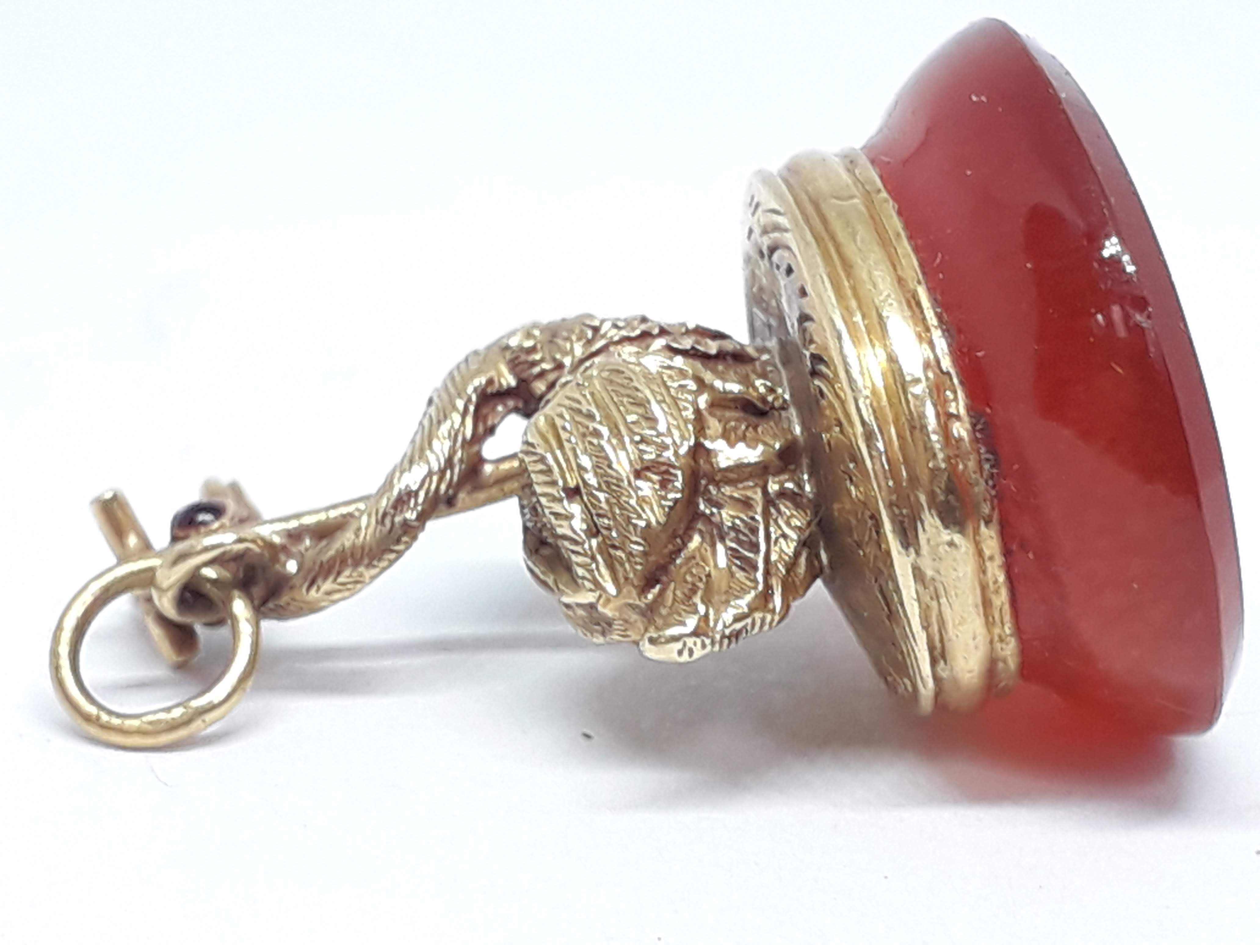 A yellow metal seal fob modelled as a swan set with red stones for eyes and sat above a carnelian - Bild 7 aus 9