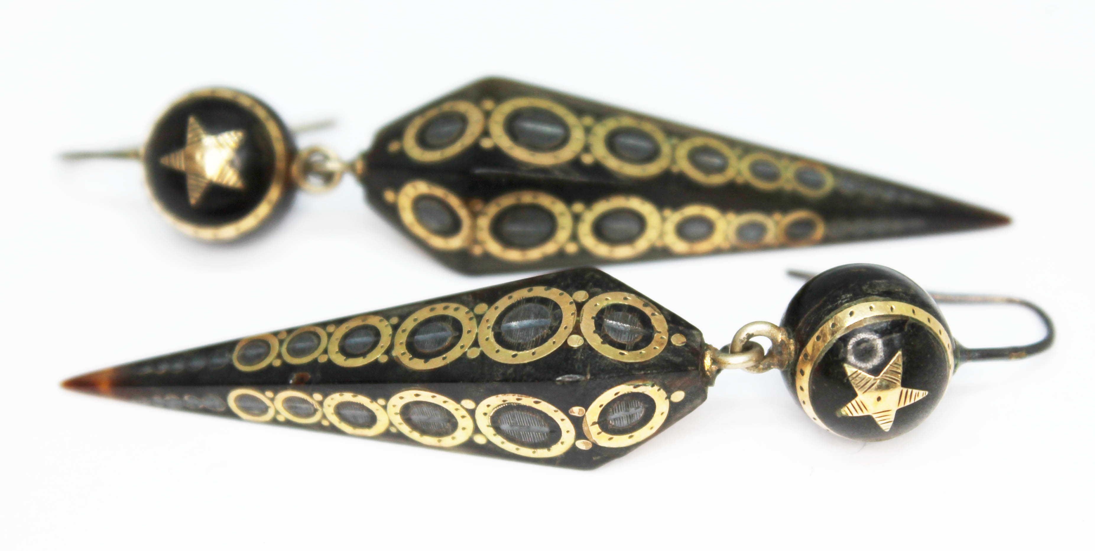 A pair of Victorian pique inlaid tortoiseshell drop earrings, length 52mm each. Condition - good, no - Bild 4 aus 4