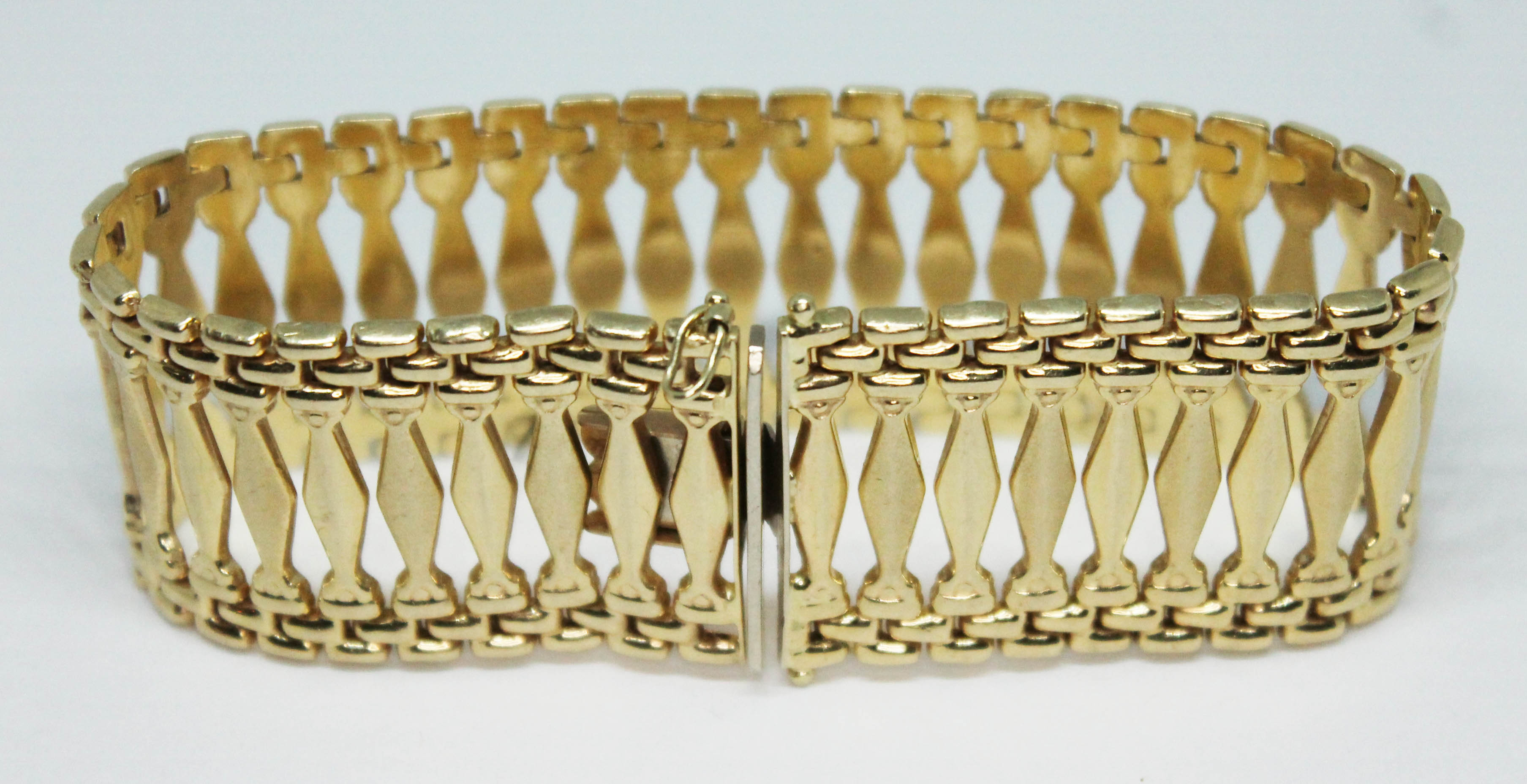 A rhombus and brick link bracelet, marked '585', wt. 36.27g, length 18.5cm. Condition - one of the