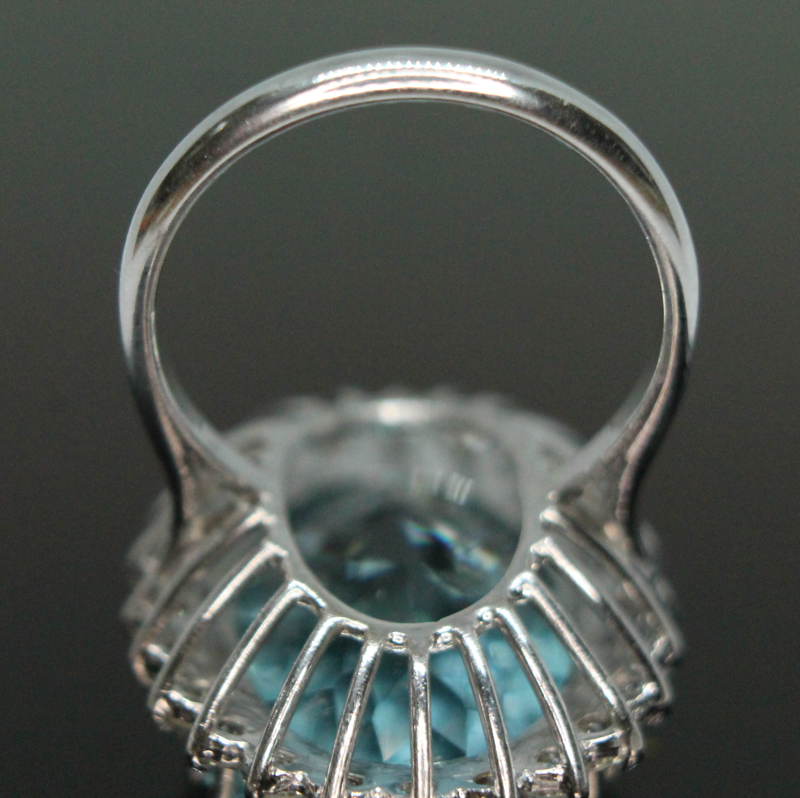 A topaz and diamond cocktail ring, the light to medium oval mixed cut blue topaz weighing approx. - Bild 2 aus 6