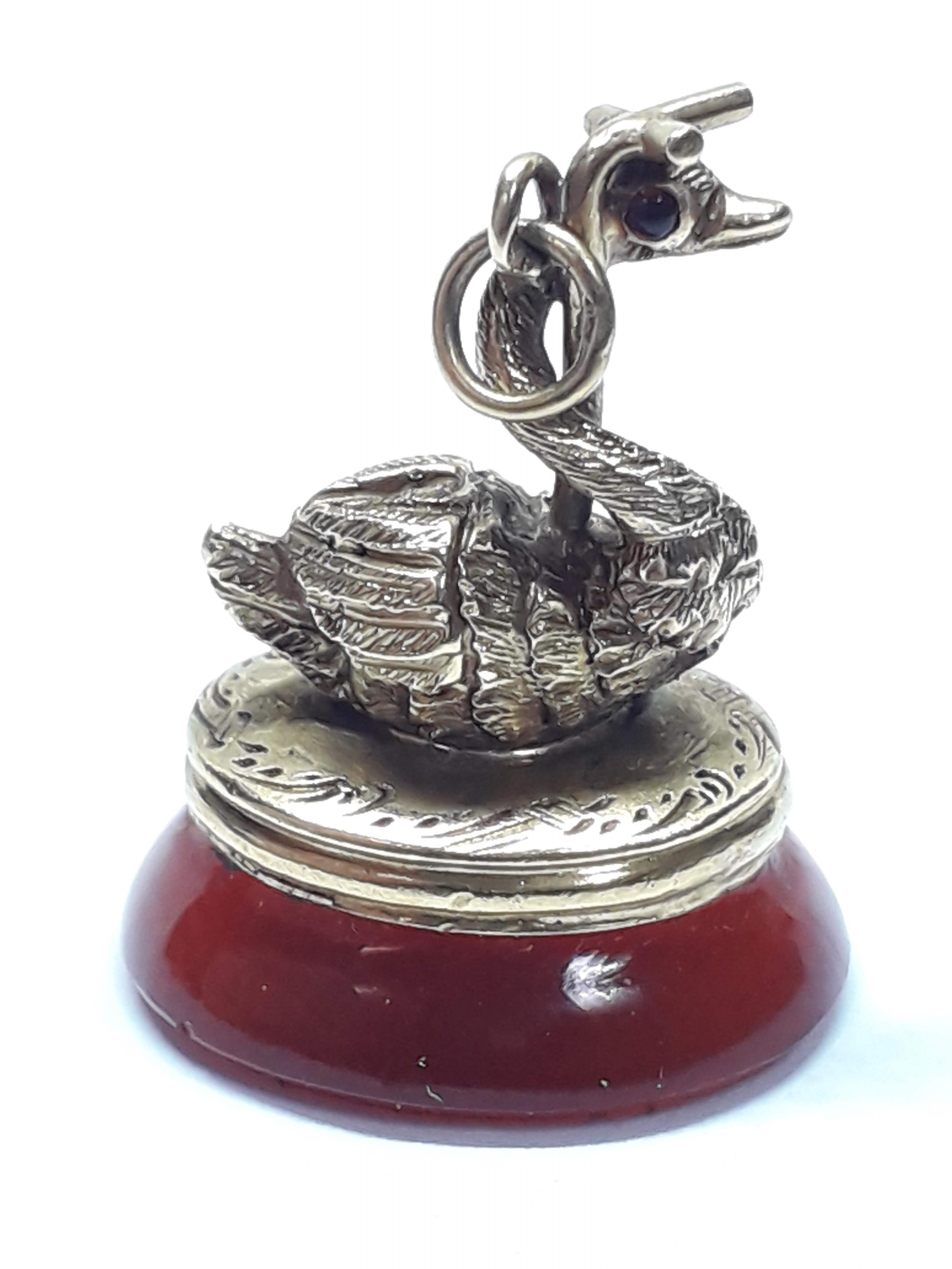 A yellow metal seal fob modelled as a swan set with red stones for eyes and sat above a carnelian - Bild 5 aus 9