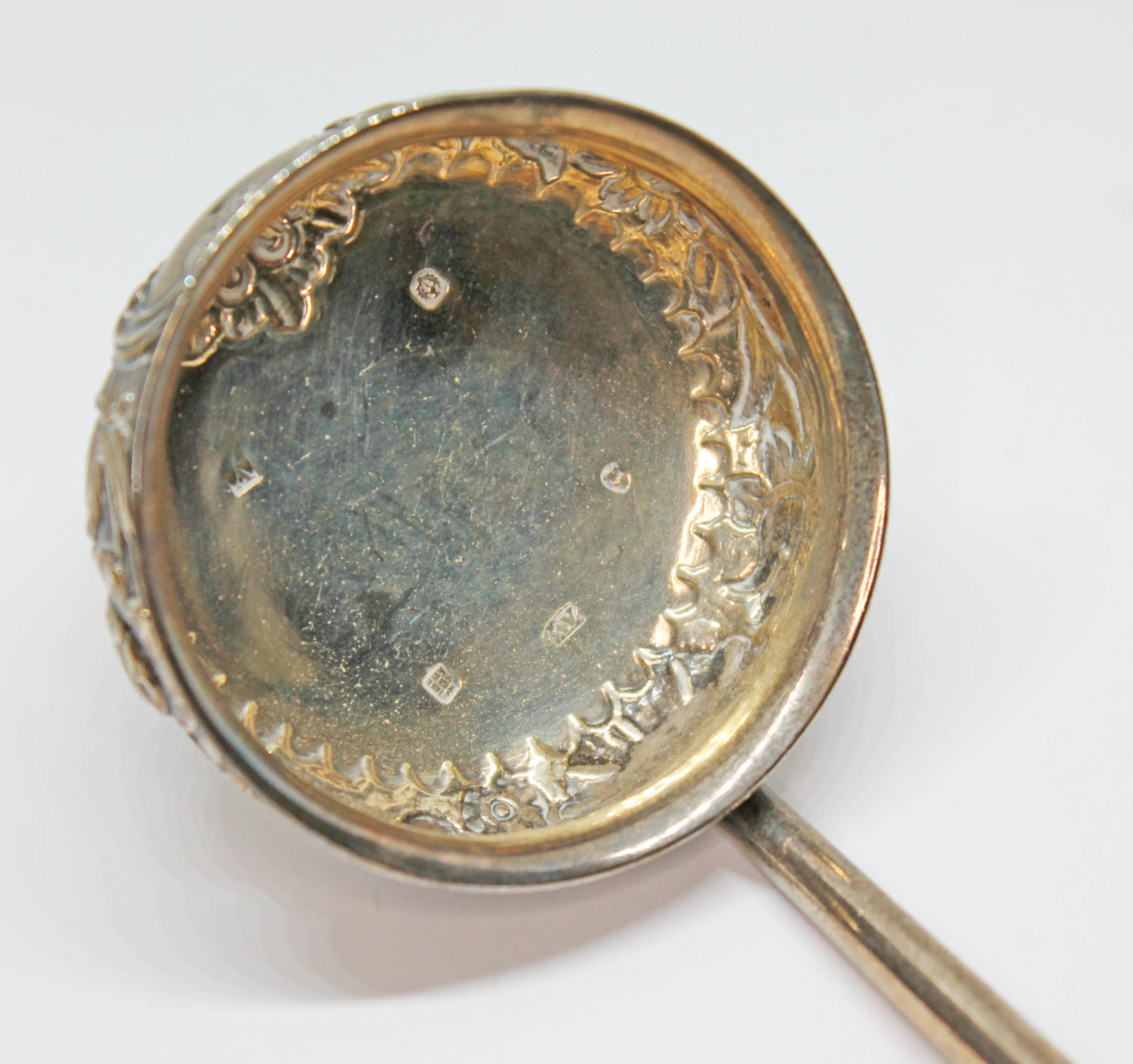 A Scottish George III silver ladle with twist horn handle and embossed bowl, Andrew Wilkie, - Bild 4 aus 4