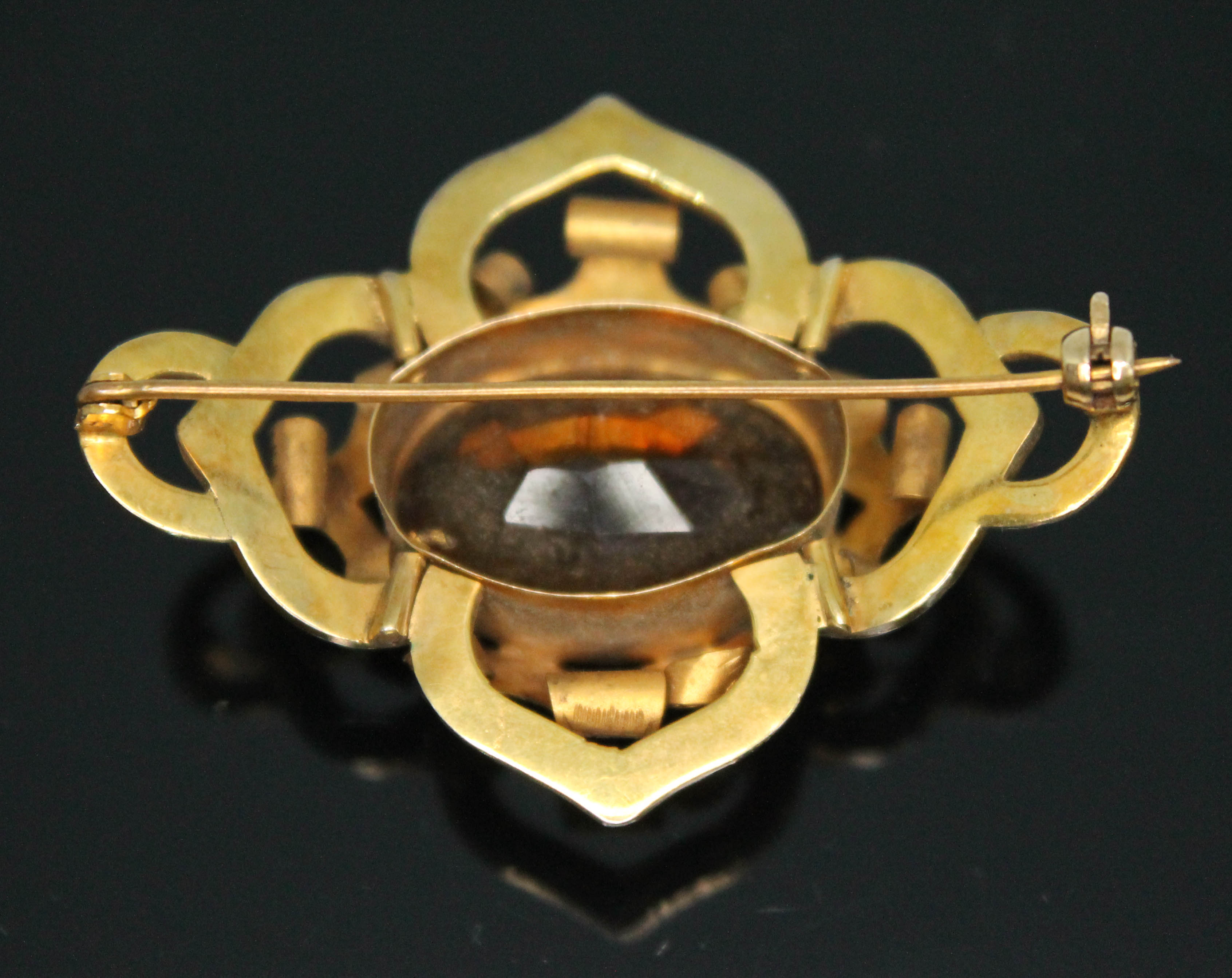 A Victorian yellow metal brooch of scroll form set with a central oval cut orange citrine weighing - Bild 2 aus 2