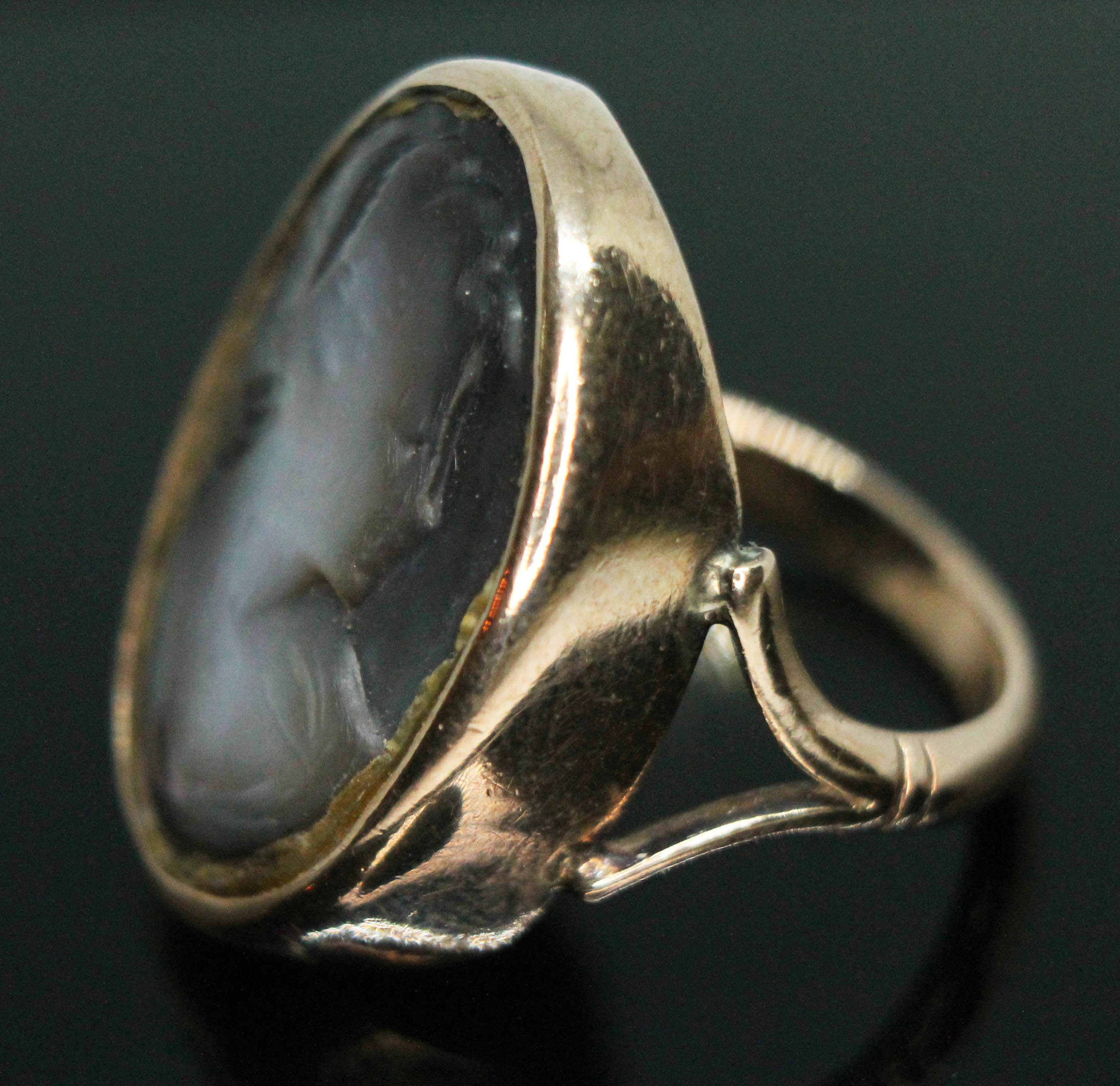 A mother of pearl doublet cameo ring, band unmarked, gross wt. 5.65g, size M. Condition - part of - Bild 2 aus 2