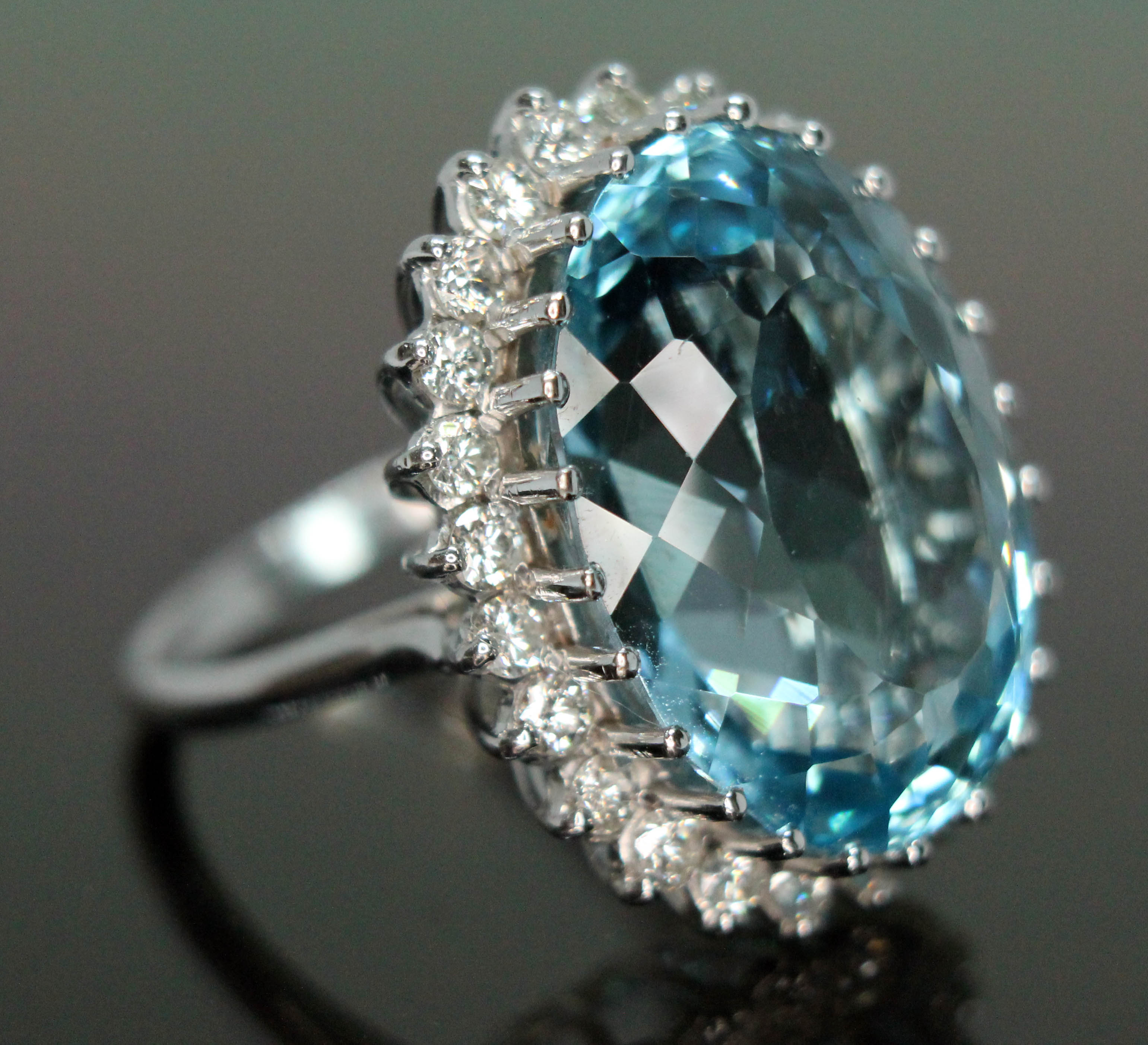 A topaz and diamond cocktail ring, the light to medium oval mixed cut blue topaz weighing approx. - Bild 5 aus 6