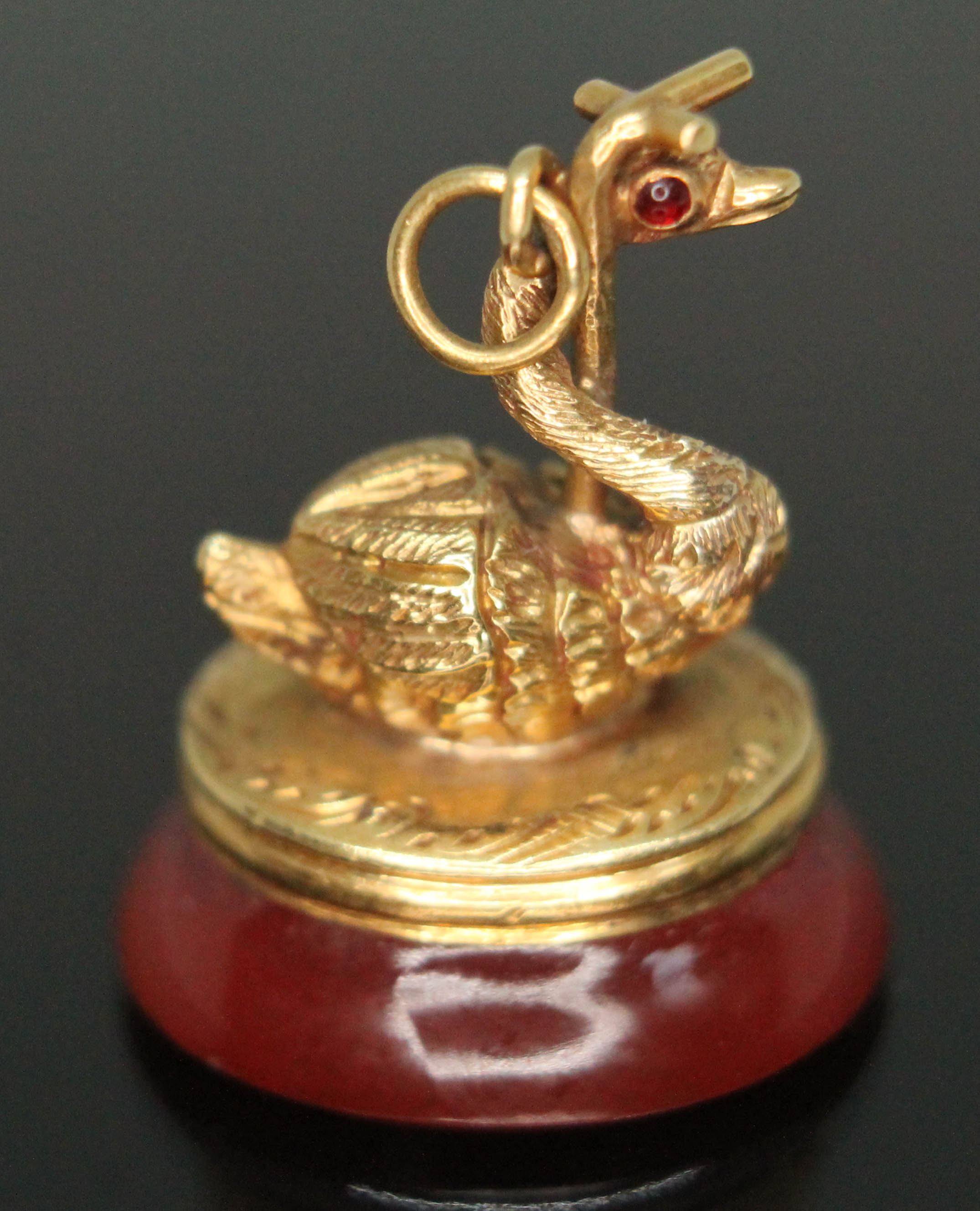 A yellow metal seal fob modelled as a swan set with red stones for eyes and sat above a carnelian - Bild 4 aus 9