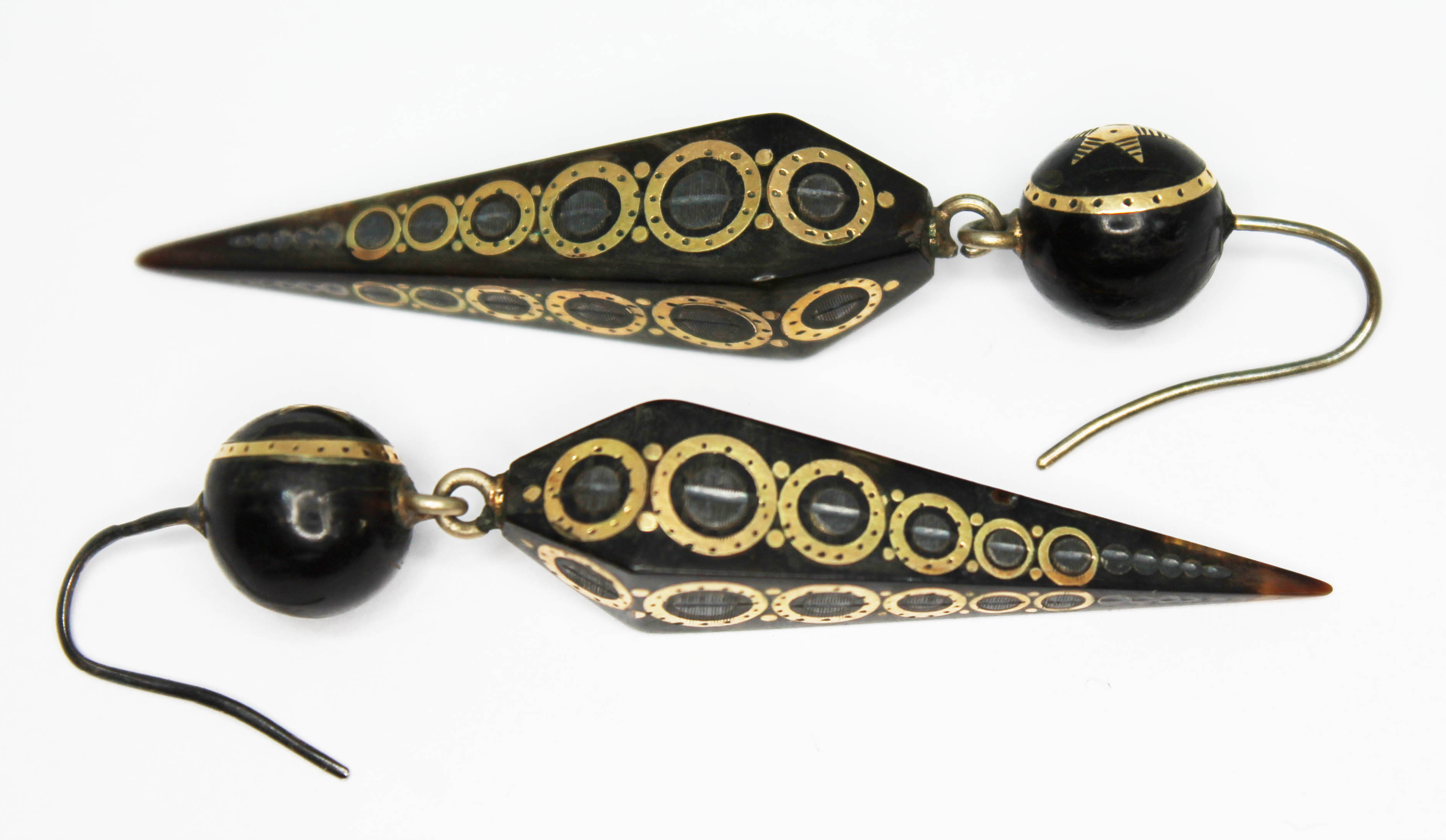 A pair of Victorian pique inlaid tortoiseshell drop earrings, length 52mm each. Condition - good, no - Bild 2 aus 4