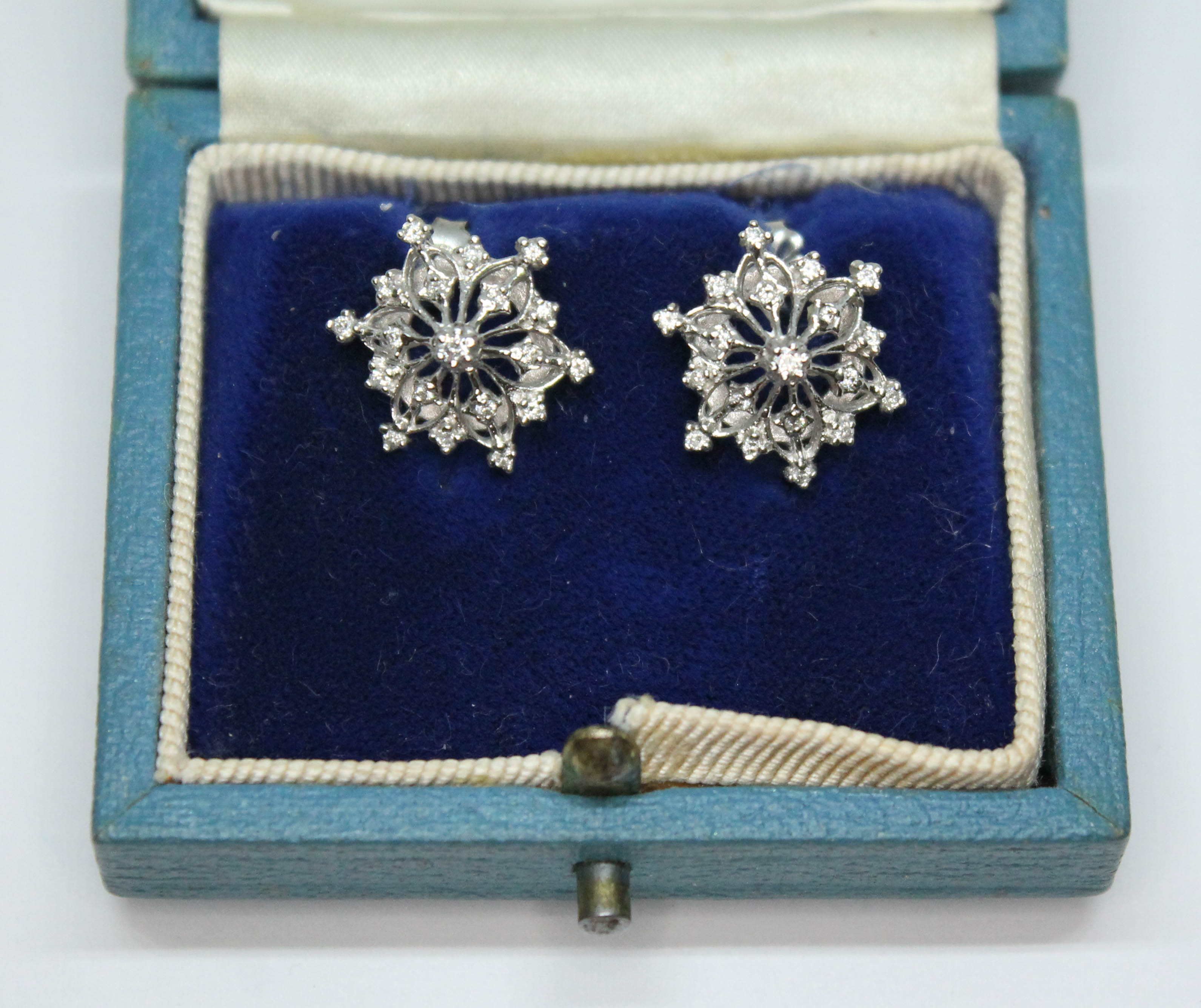 A pair of diamond earrings of snowflake form by Franklin Mint, possible designed by Stuart Devlin, - Bild 2 aus 4