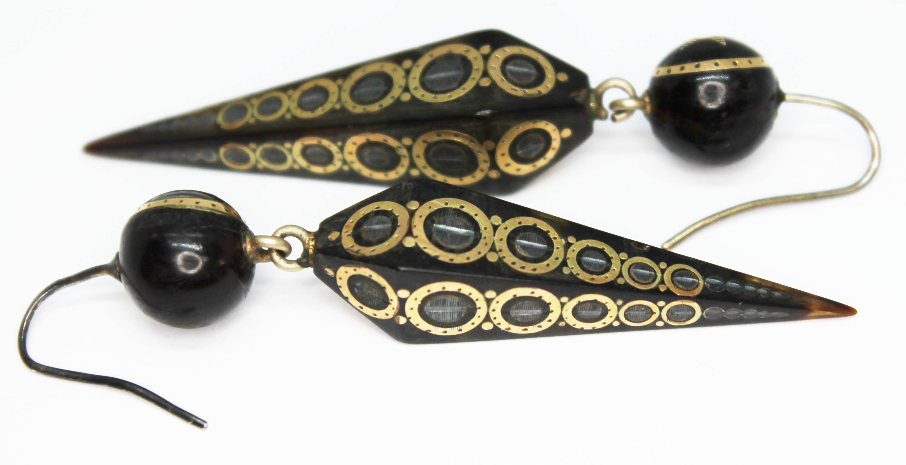 A pair of Victorian pique inlaid tortoiseshell drop earrings, length 52mm each. Condition - good, no - Bild 3 aus 4
