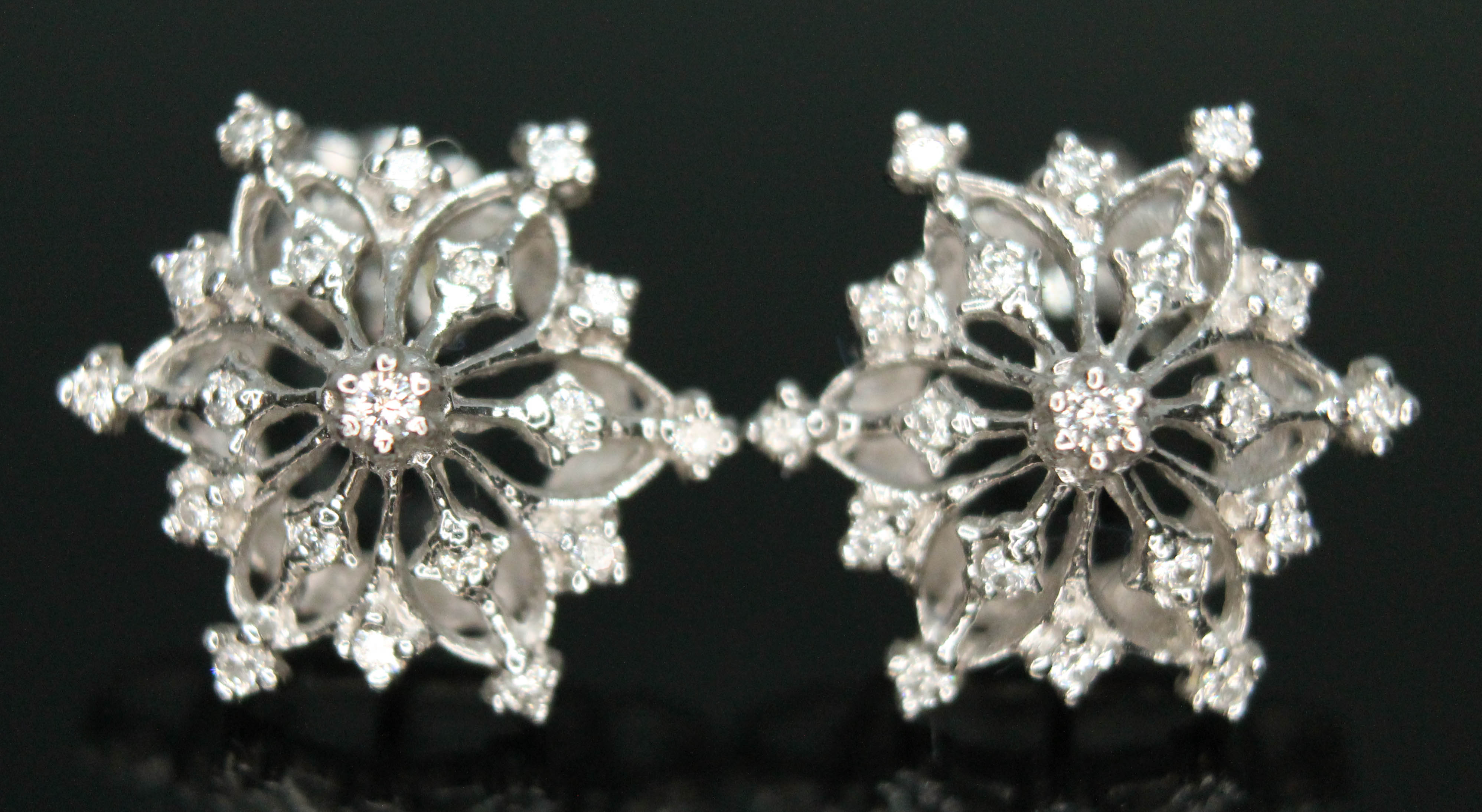 A pair of diamond earrings of snowflake form by Franklin Mint, possible designed by Stuart Devlin, - Bild 4 aus 4