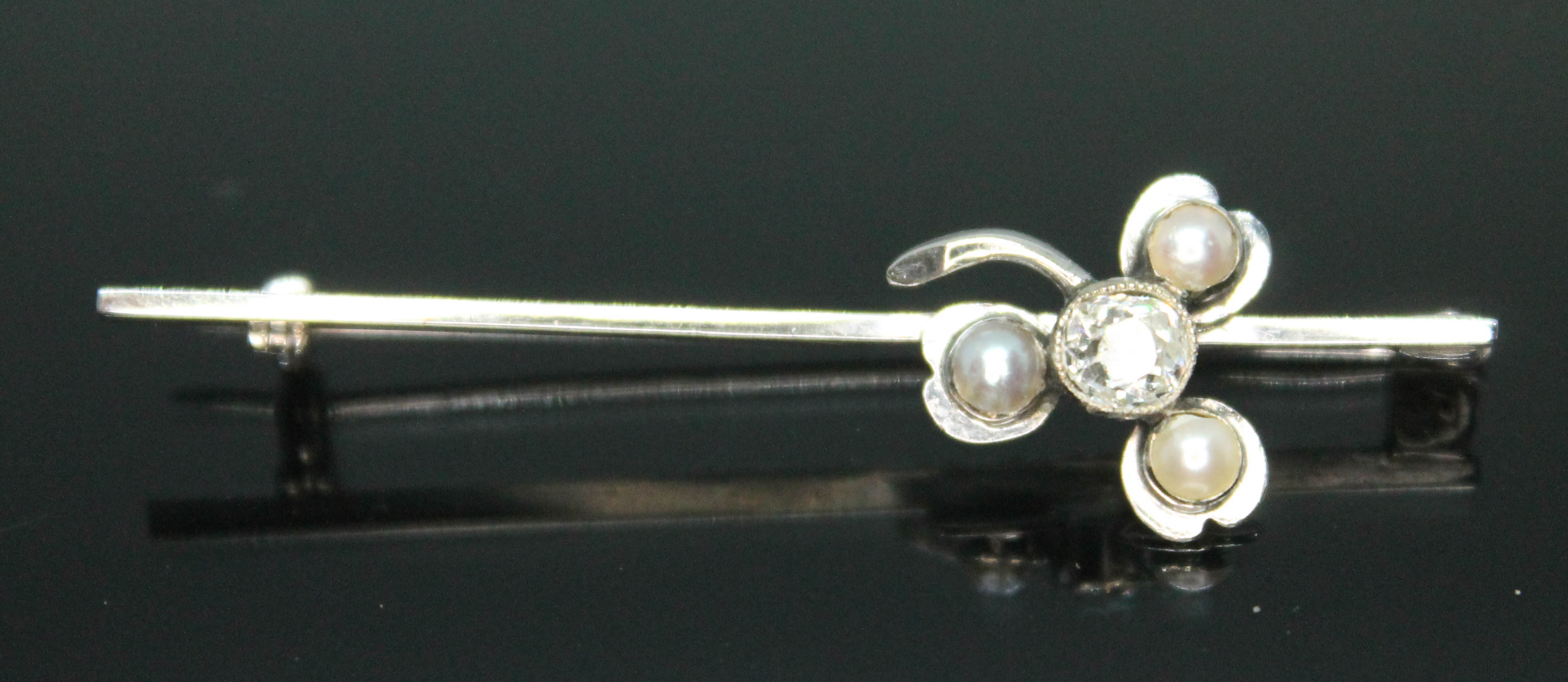 An Art Deco white metal bar brooch with applied shamrock set with three split pearls and a central - Bild 5 aus 5