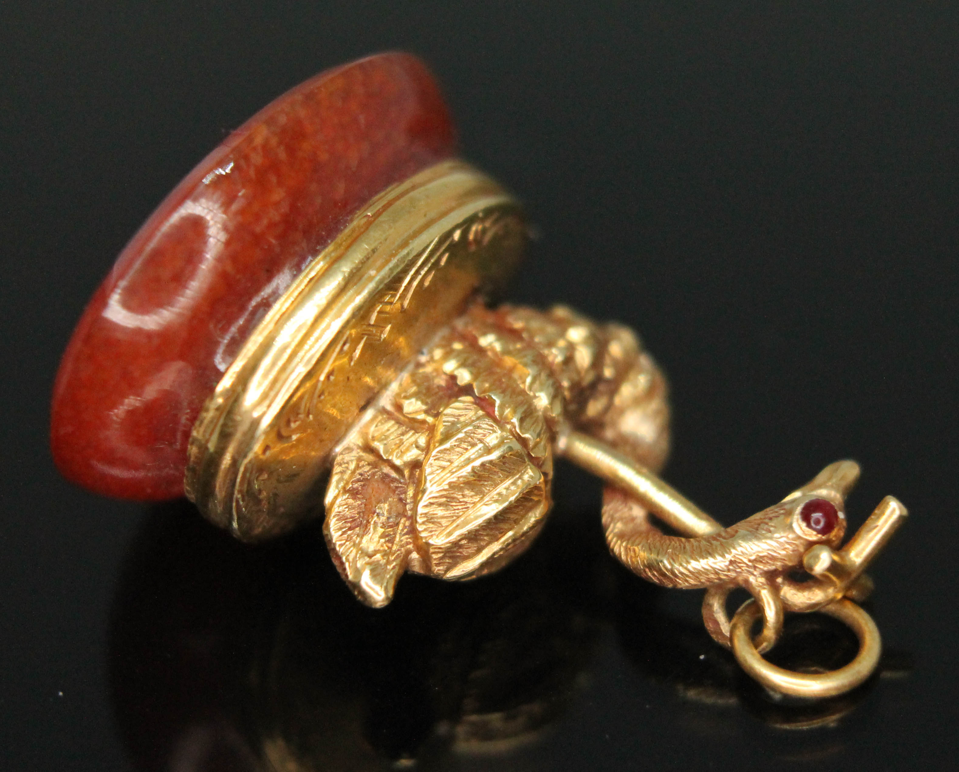 A yellow metal seal fob modelled as a swan set with red stones for eyes and sat above a carnelian - Bild 3 aus 9