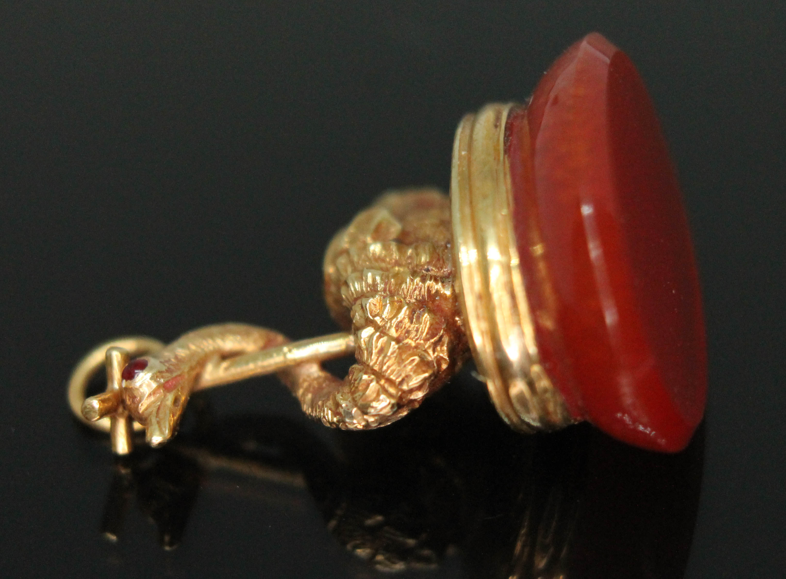 A yellow metal seal fob modelled as a swan set with red stones for eyes and sat above a carnelian - Bild 2 aus 9