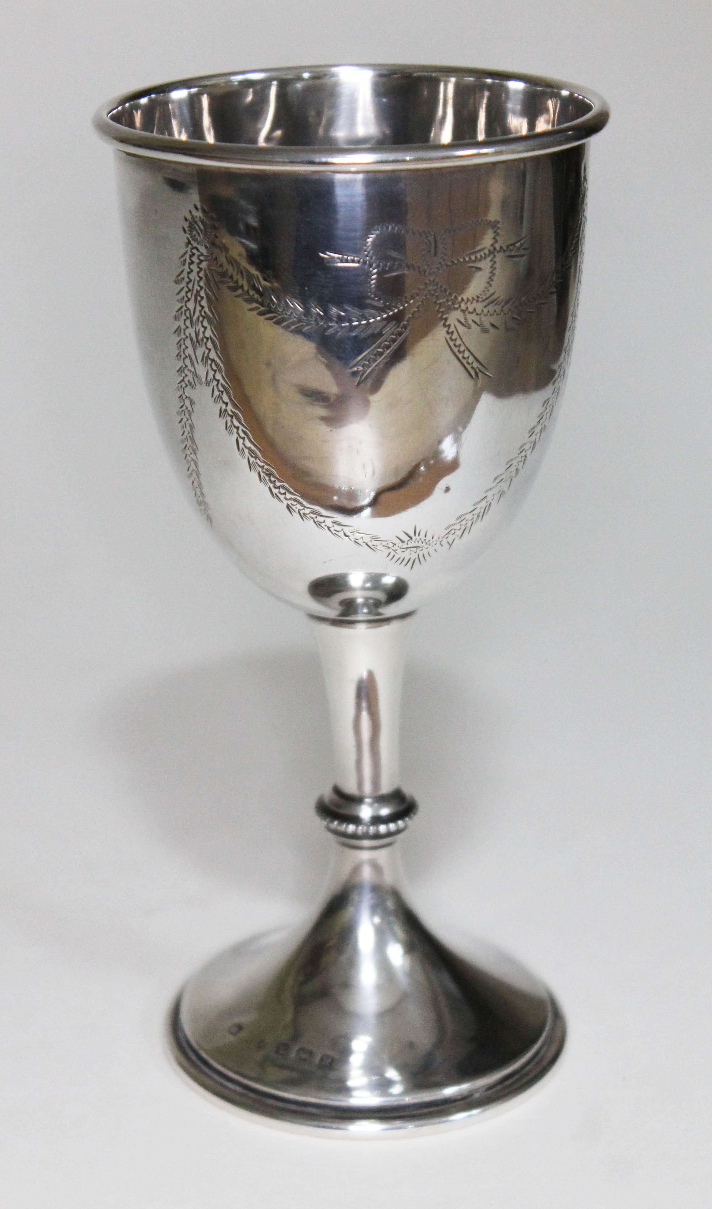 A hallmarked silver goblet inscribed 'Presented by the Manchester Central Synagogue to Mr Harold - Bild 3 aus 3