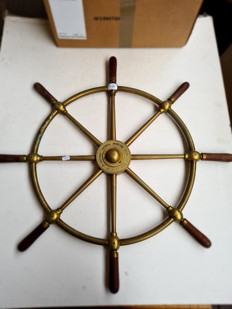 A brass ship's wheel and a knot display - Bild 2 aus 5