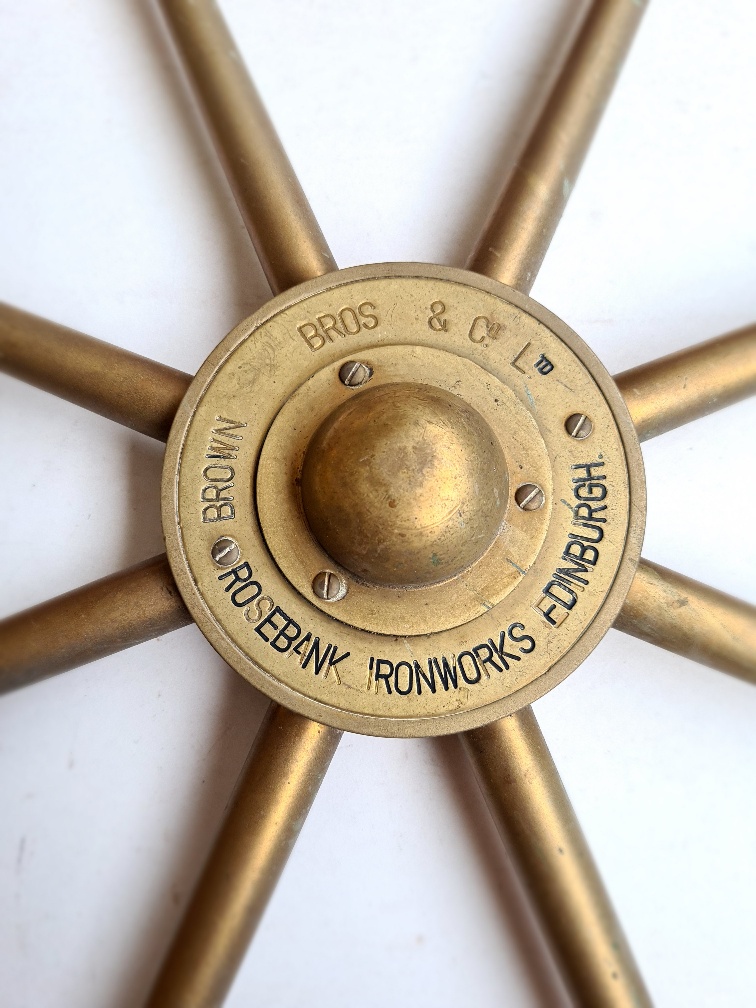 A brass ship's wheel and a knot display - Bild 3 aus 5
