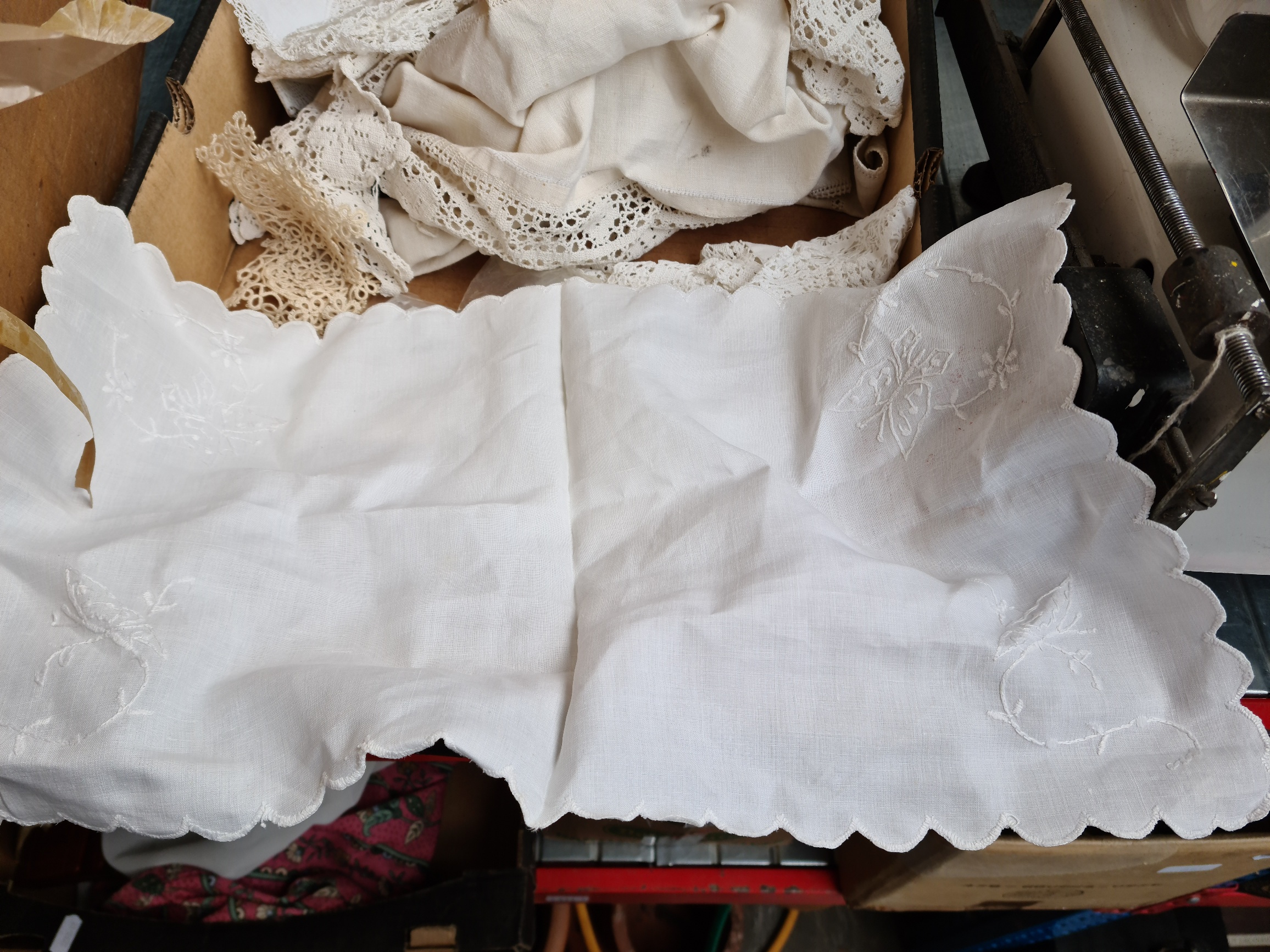 A box of linen and lace - Image 5 of 5