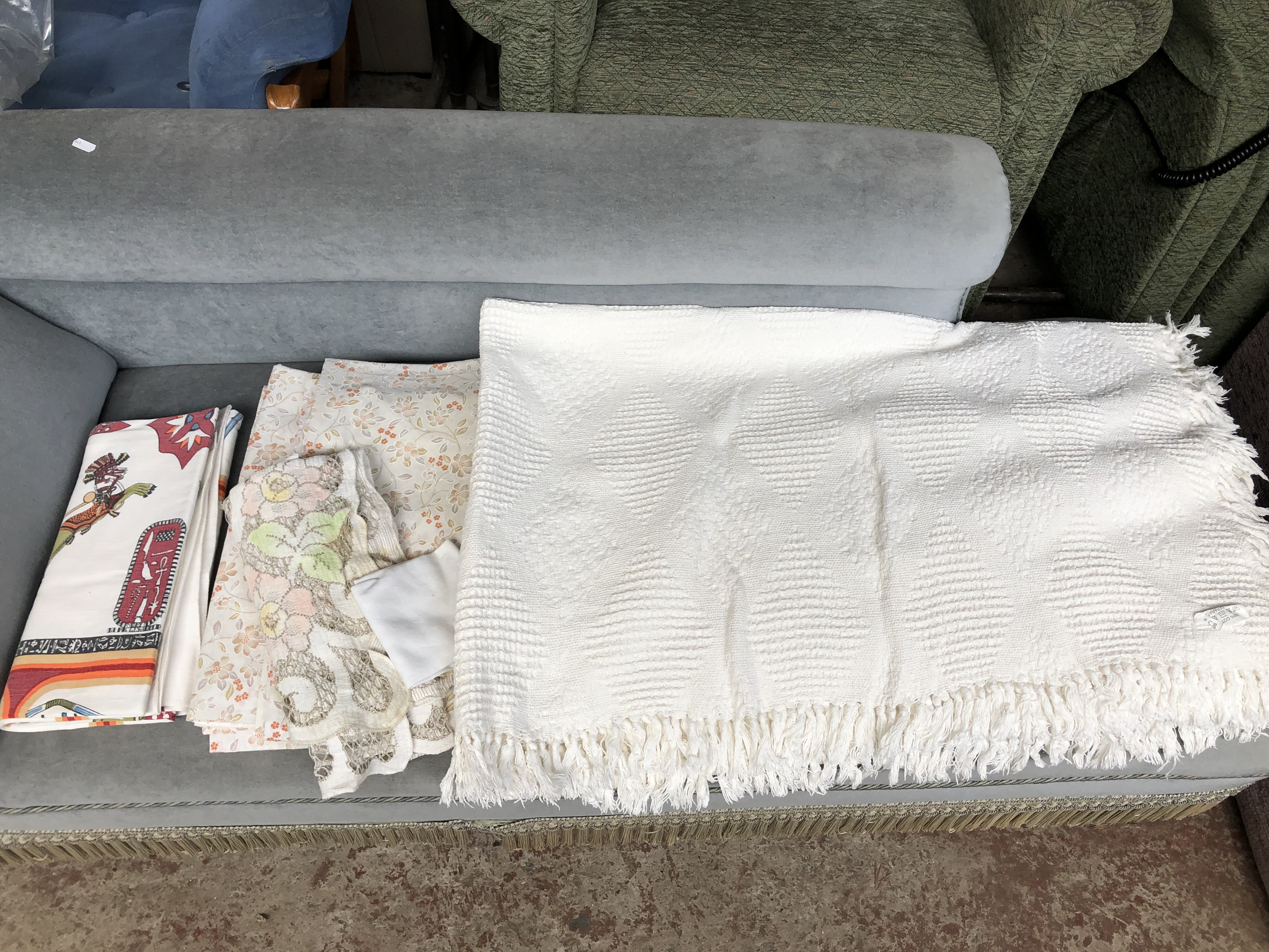 Two boxes of linen and lace - Bild 4 aus 8