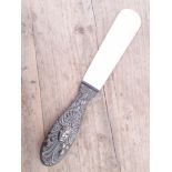 An Edwardian silver handled ivory shoe horn, Edmund Bennett, London 1905, length 25cm.