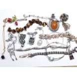 Assorted vintage costume jewellery including a tumbled quartz tiger's eye bracelet, an amethyst