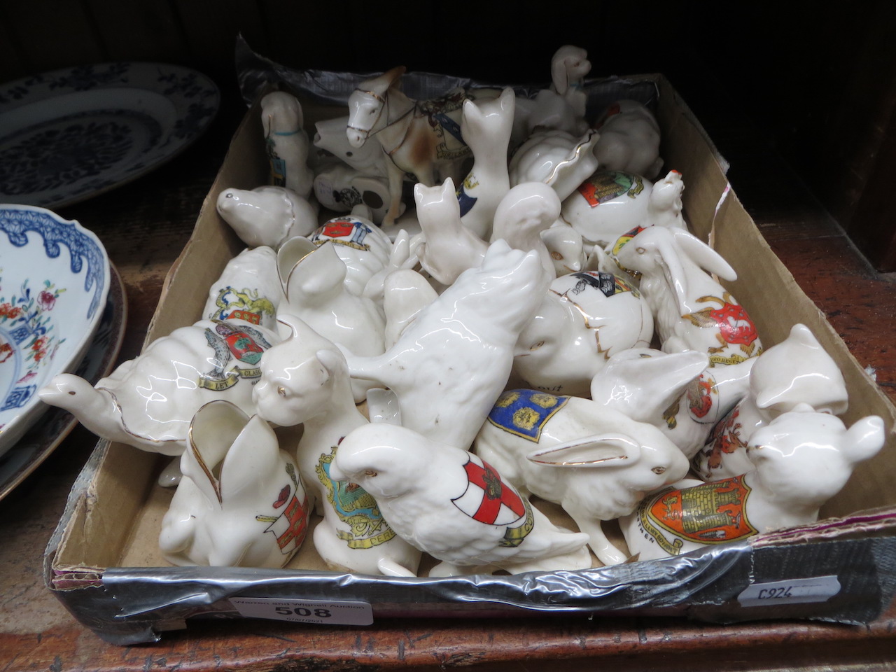 A tray of approx. 40 pieces of crested china