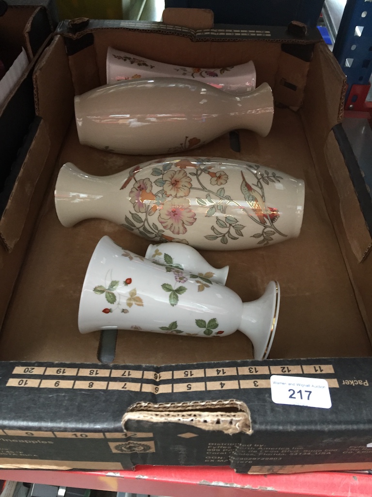 A pair of japanese vases, 2 wedgwood vases and an Aynsley vase