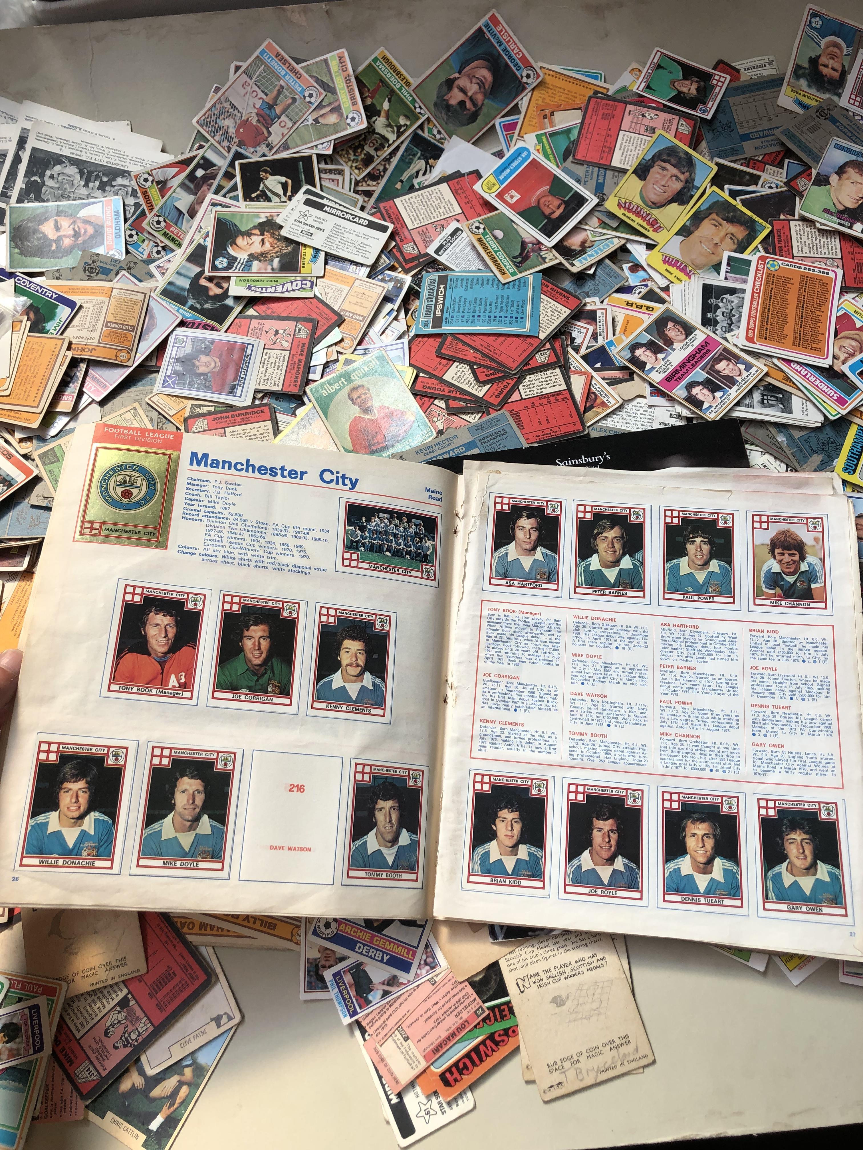 A suitcase containing collectors cards (mainly football) - Bild 23 aus 33