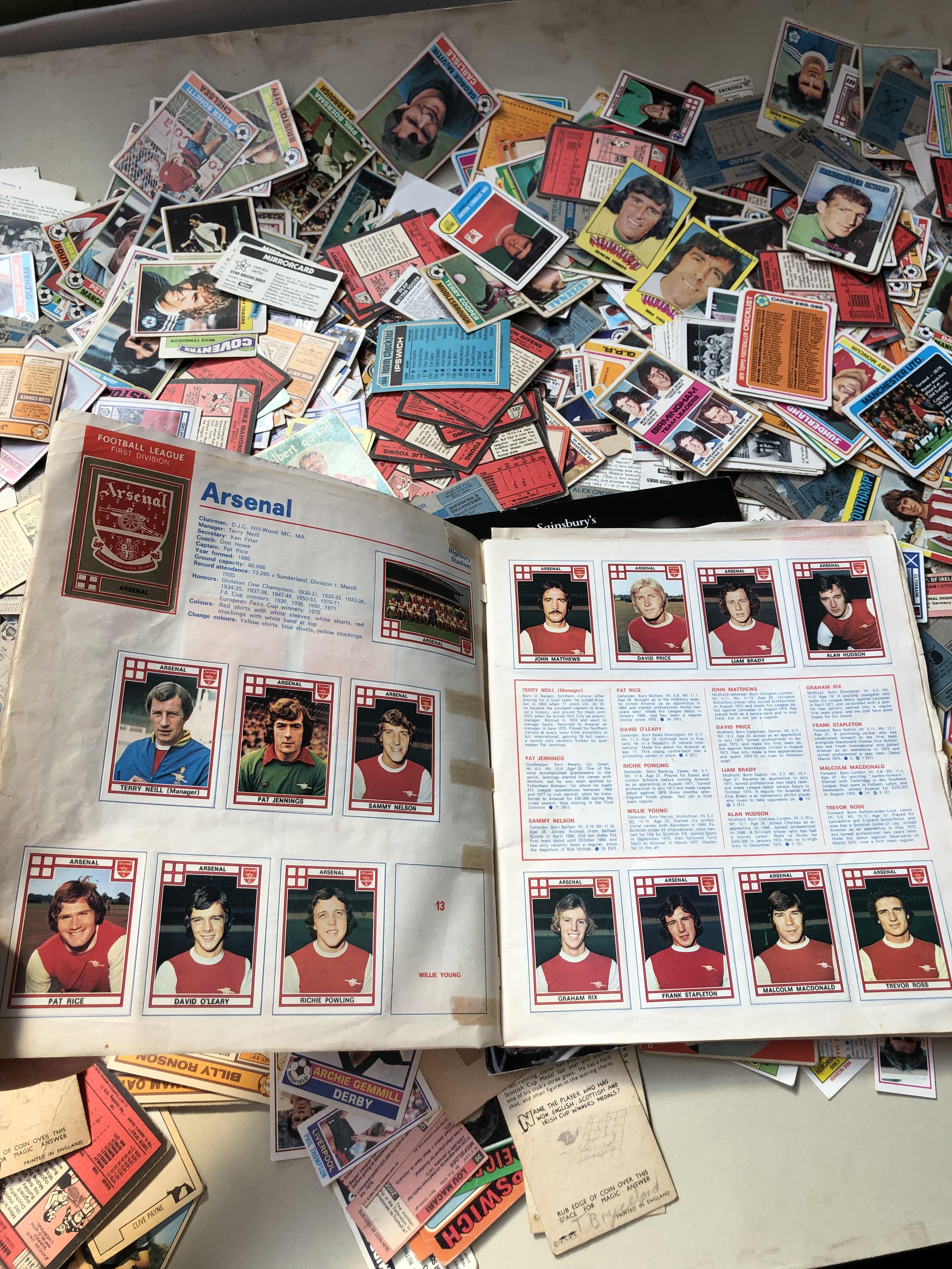 A suitcase containing collectors cards (mainly football) - Bild 21 aus 33