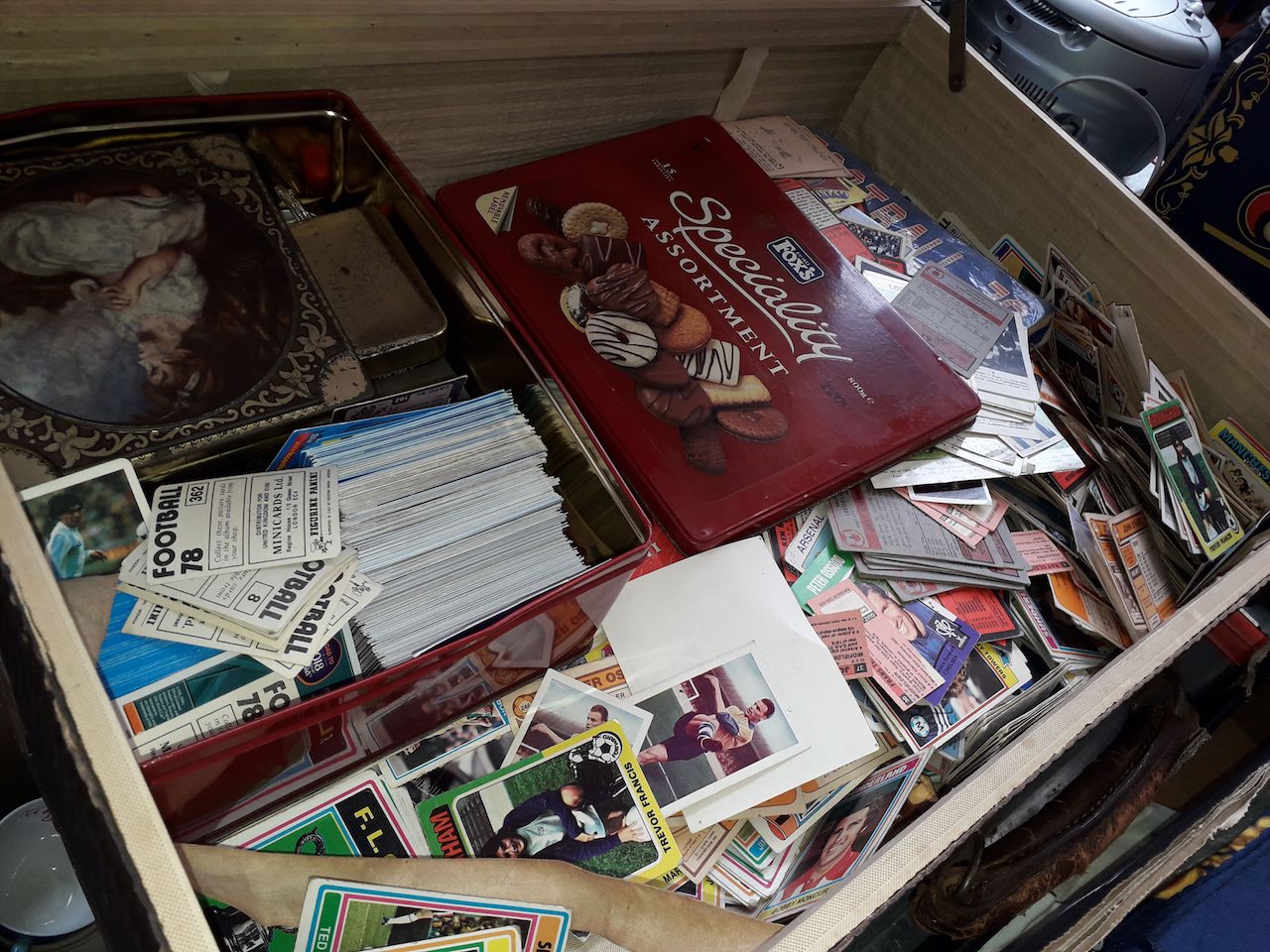 A suitcase containing collectors cards (mainly football)